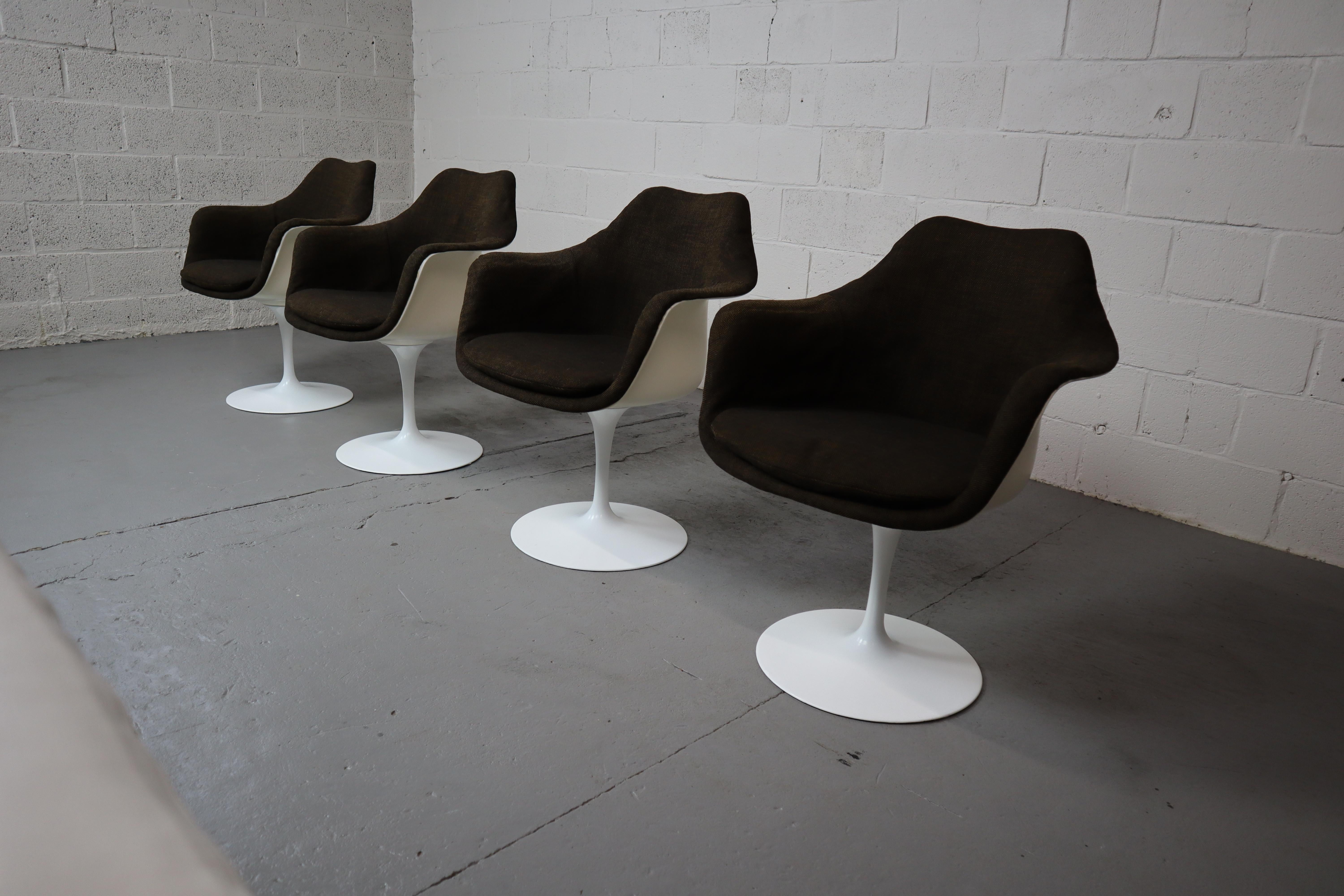 Space Age Set of four Eero Saarinen Swivel Tulip Armchairs Model 150, 1970s by Knoll Int. For Sale