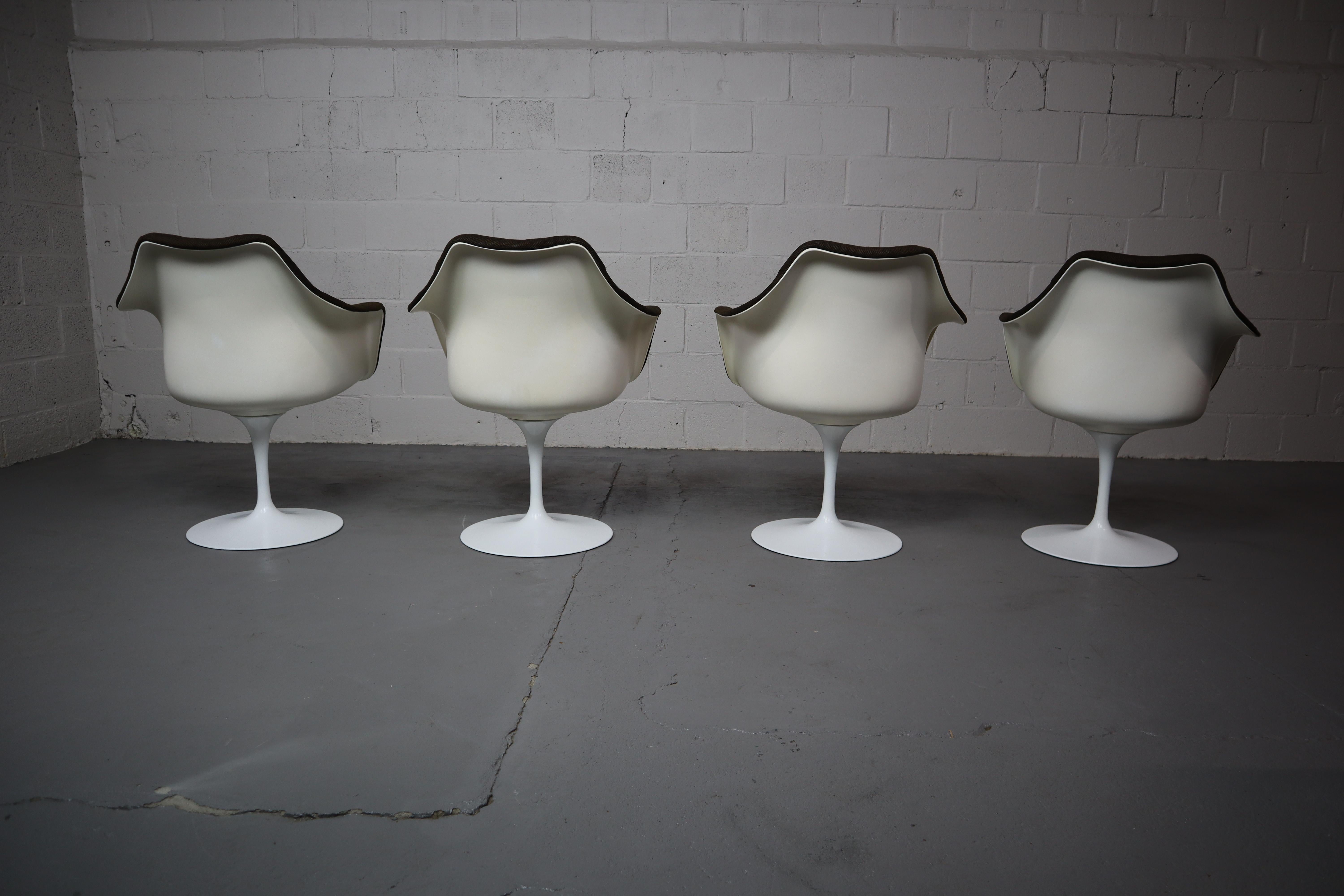 Satz von vier drehbaren Tulpensesseln von Eero Saarinen, Modell 150, 1970er Jahre, von Knoll Int. (Aluminium) im Angebot