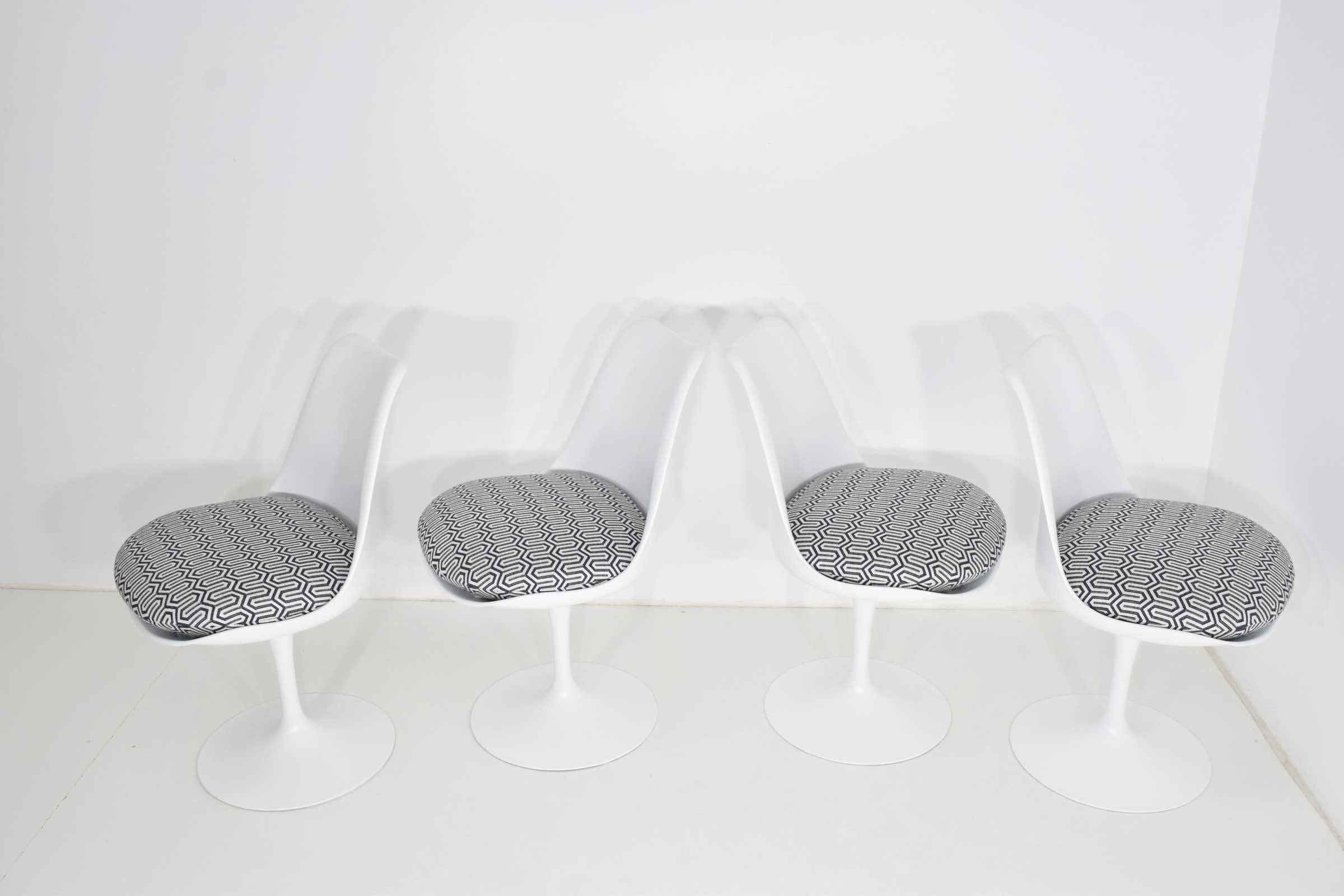 Mid-Century Modern Set of Four Eero Saarinen Tulip Chairs by Knoll
