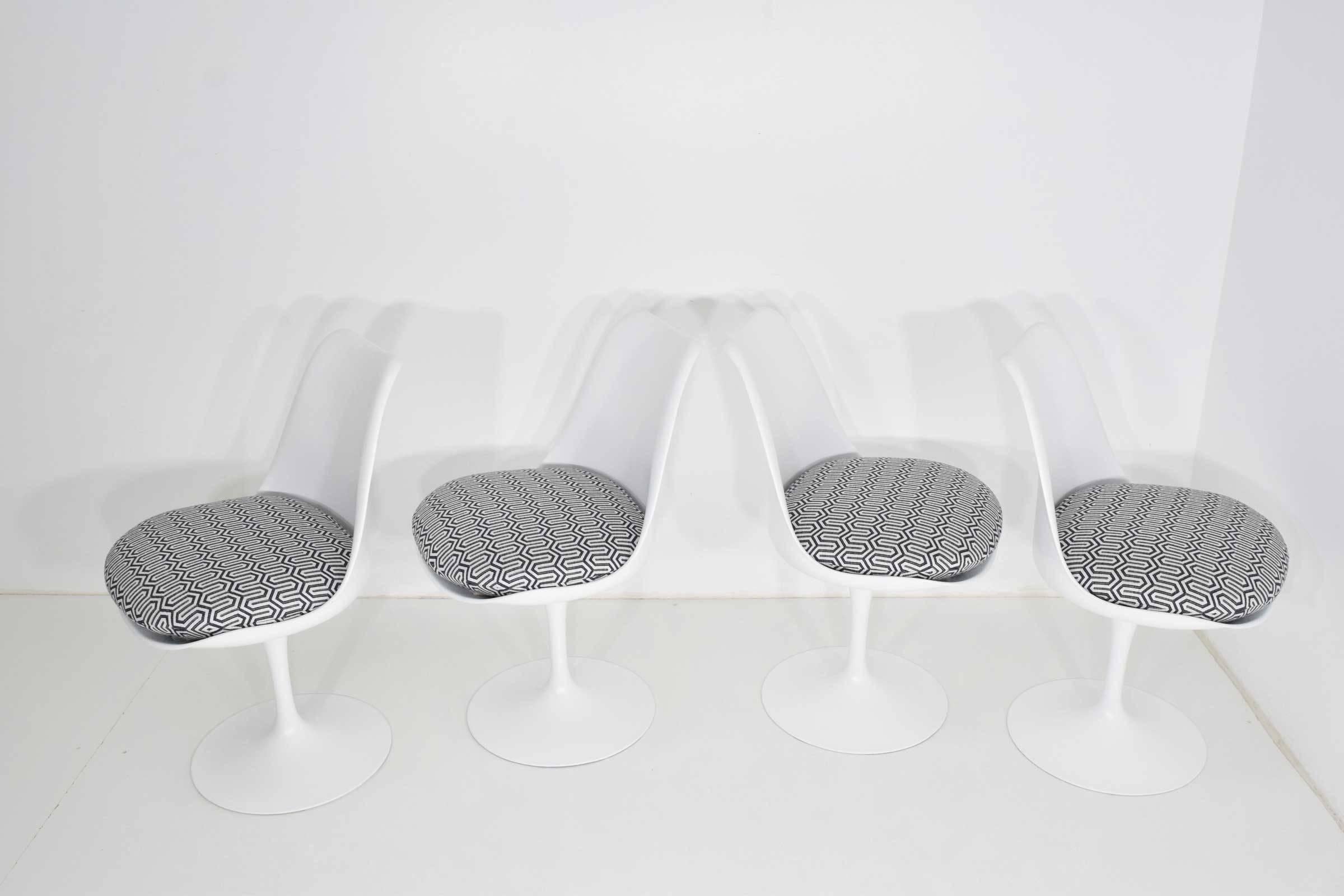 American Set of Four Eero Saarinen Tulip Chairs by Knoll