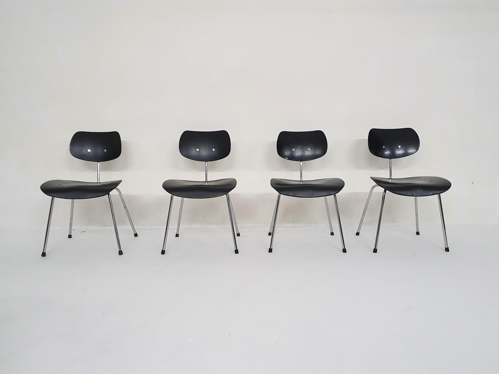 Black plywood dining chairs on metal base. Designed by Egon Eiermann for Wilde+Spieth in Germany.
These are the non stackable chairs, model SE68.
We have replaced all the rubbers under the seats with new originals rubbers from