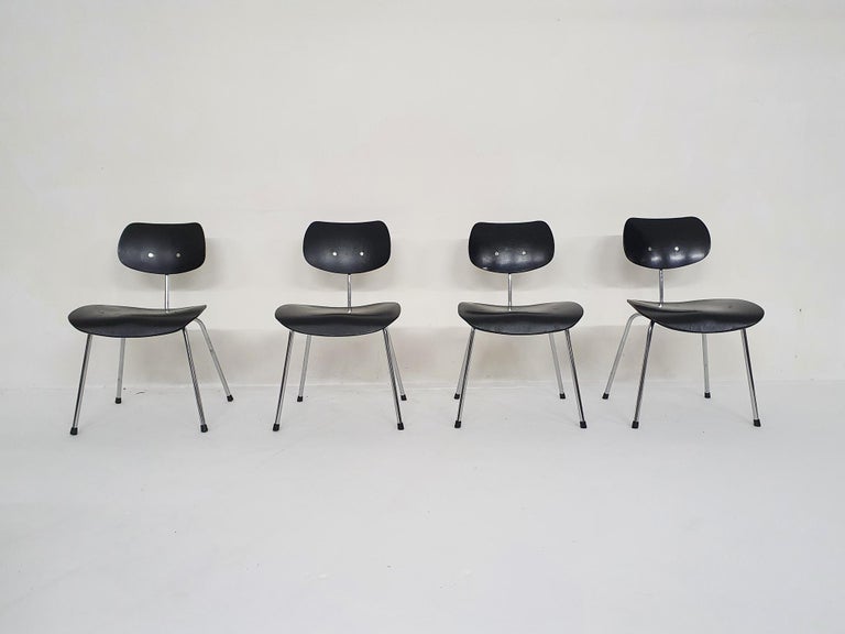Black plywood dining chairs on metal base. Designed by Egon Eiermann for Wilde+Spieth in Germany.
These are the non stackable chairs, model SE68.
We have replaced all the rubbers under the seats with new originals rubbers from