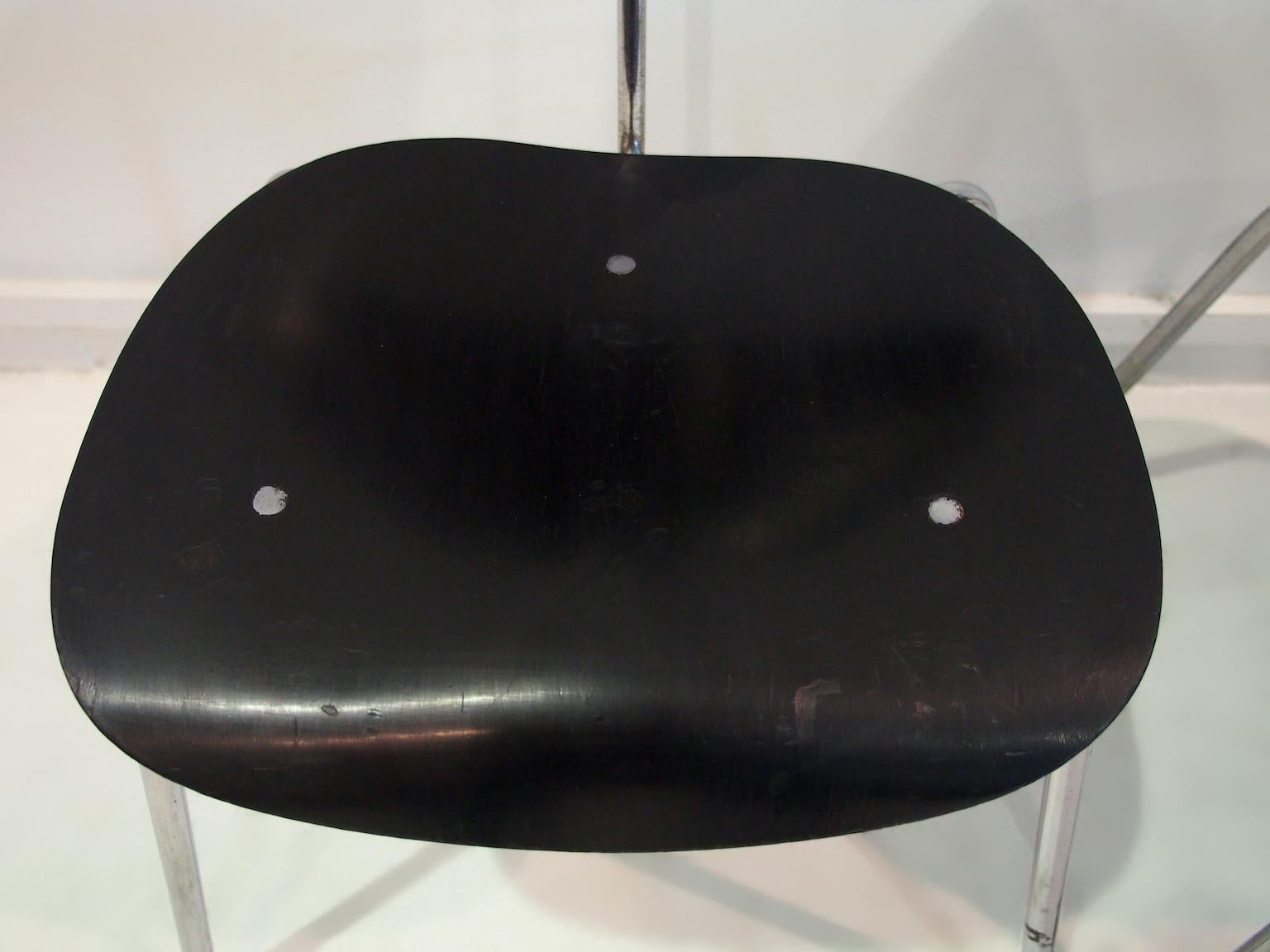 Set of Four Egon Eiermann Model SE 68 Black Lacquered Plywood and Steel Chairs For Sale 6