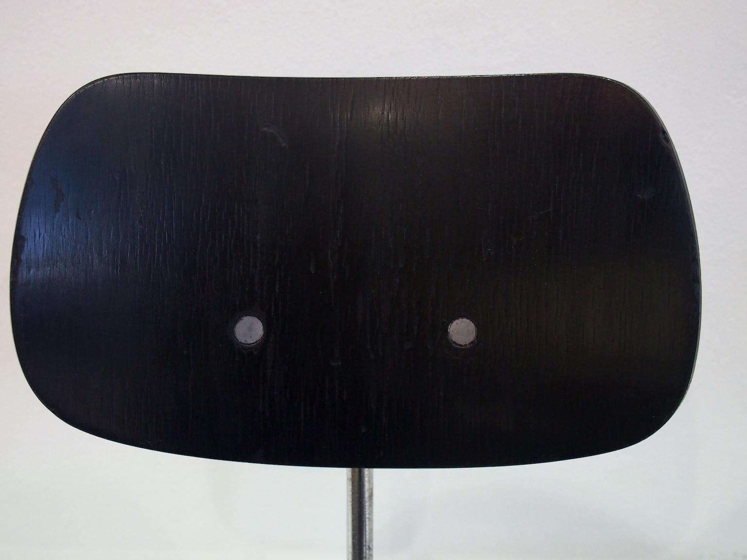 Set of Four Egon Eiermann Model SE 68 Black Lacquered Plywood and Steel Chairs For Sale 7