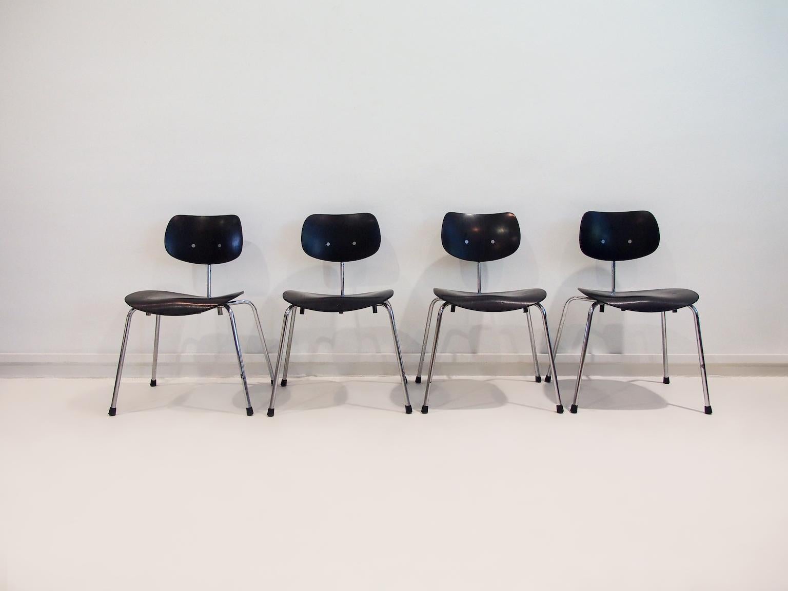 Set of four chairs, model SE 68, with chromed tubular steel frame and black lacquered plywood seat and back. Designed by Egon Eiermann and manufactured by Wilde & Spieth, 1951. The seat and back have been refinished, some age-related stains on legs.