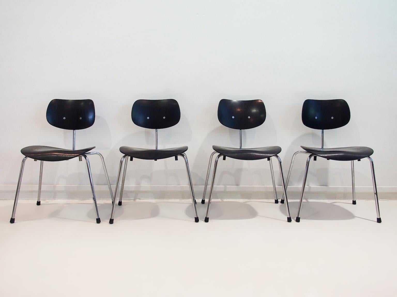 Modern Set of Four Egon Eiermann Model SE 68 Black Lacquered Plywood and Steel Chairs For Sale