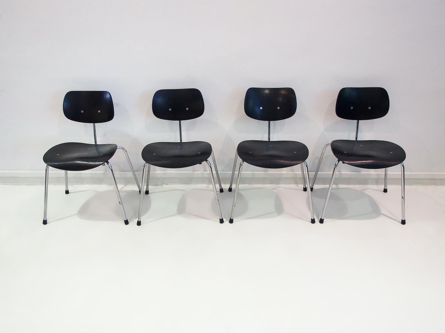 German Set of Four Egon Eiermann Model SE 68 Black Lacquered Plywood and Steel Chairs For Sale
