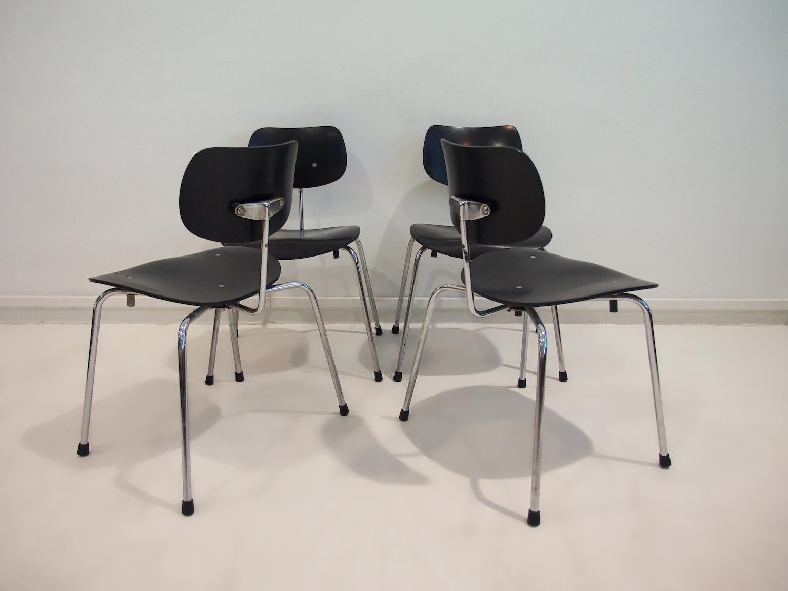 Set of Four Egon Eiermann Model SE 68 Black Lacquered Plywood and Steel Chairs In Good Condition For Sale In Madrid, ES