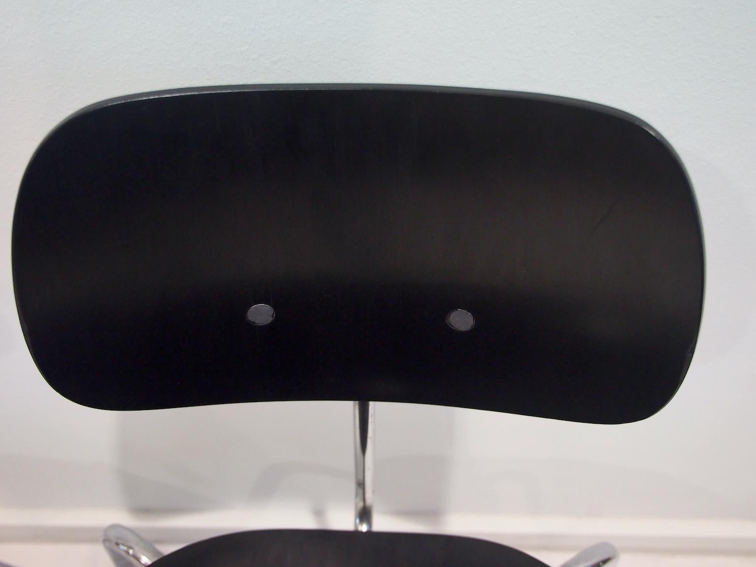 Set of Four Egon Eiermann Model SE 68 Black Lacquered Plywood and Steel Chairs For Sale 1