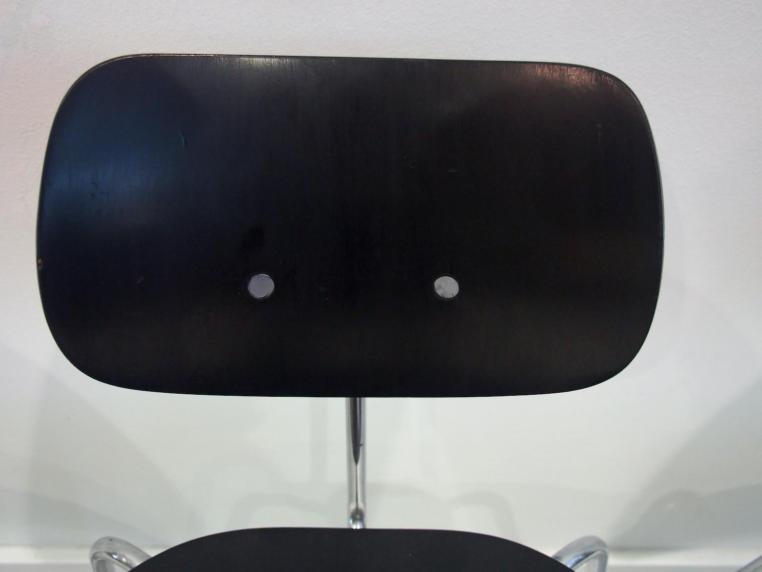 Set of Four Egon Eiermann Model SE 68 Black Lacquered Plywood and Steel Chairs For Sale 3