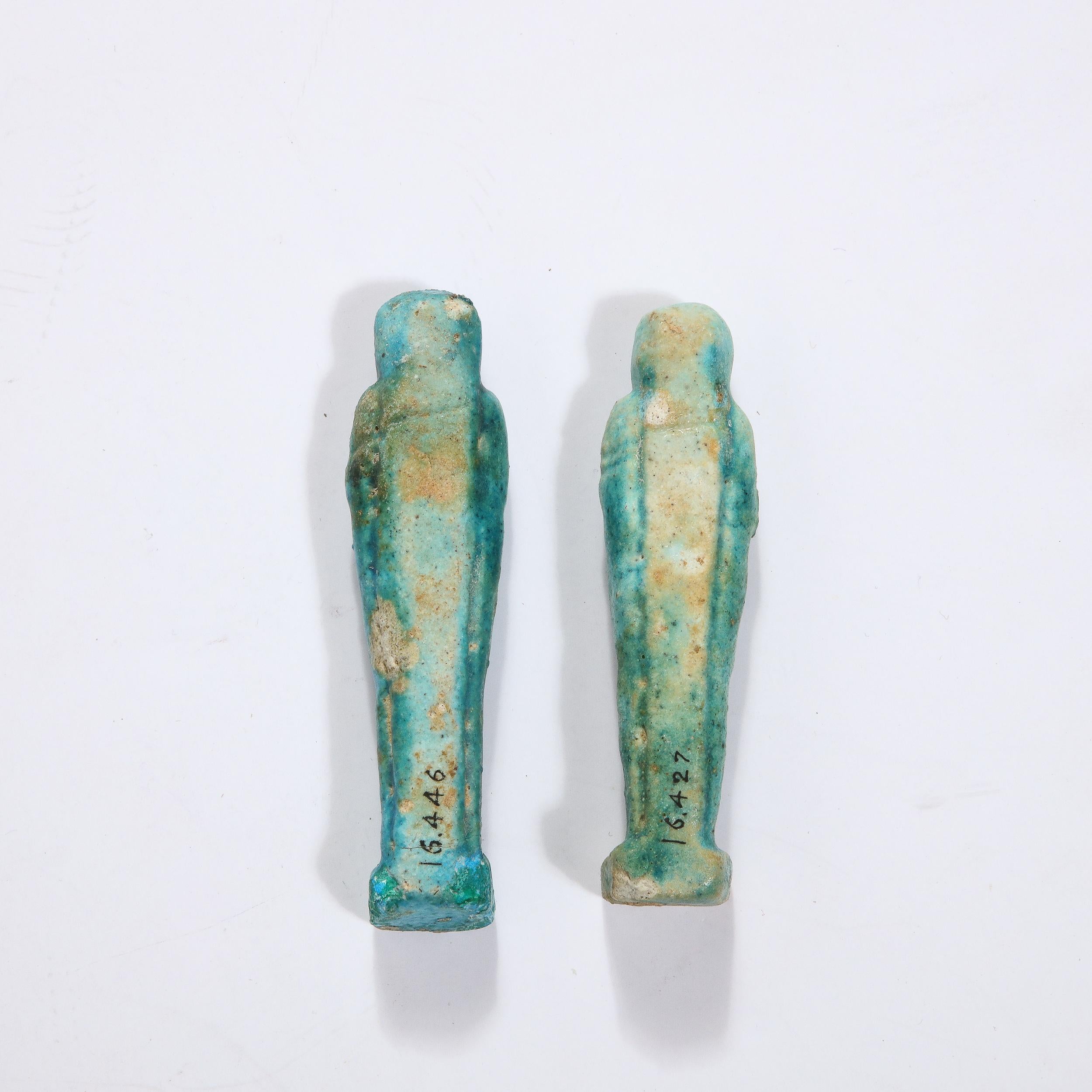 Ensemble de quatre antiquités égyptiennes, paire de sarcophages en faïence et deux figurines en vente 9