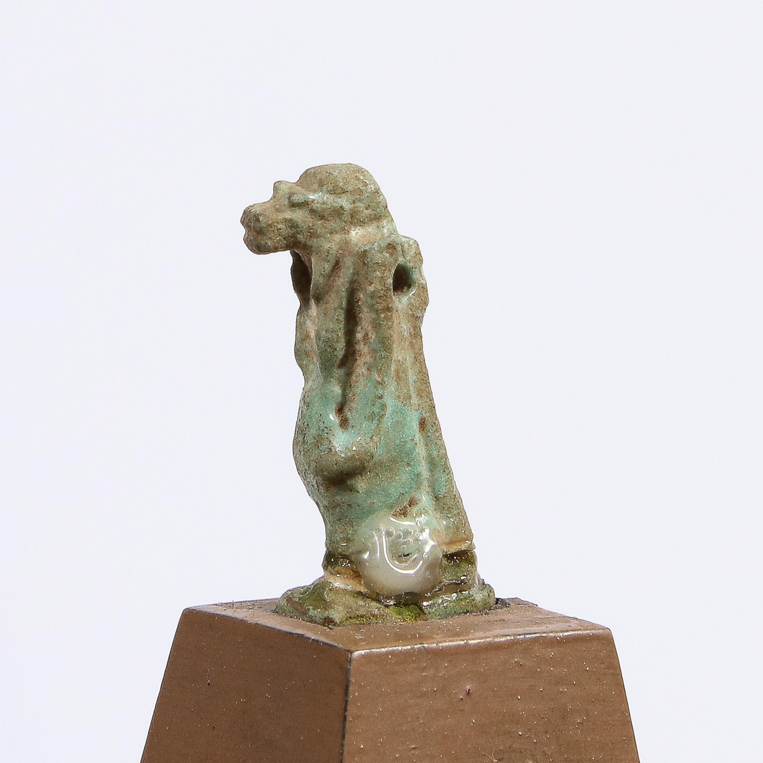 Ensemble de quatre antiquités égyptiennes, paire de sarcophages en faïence et deux figurines en vente 2