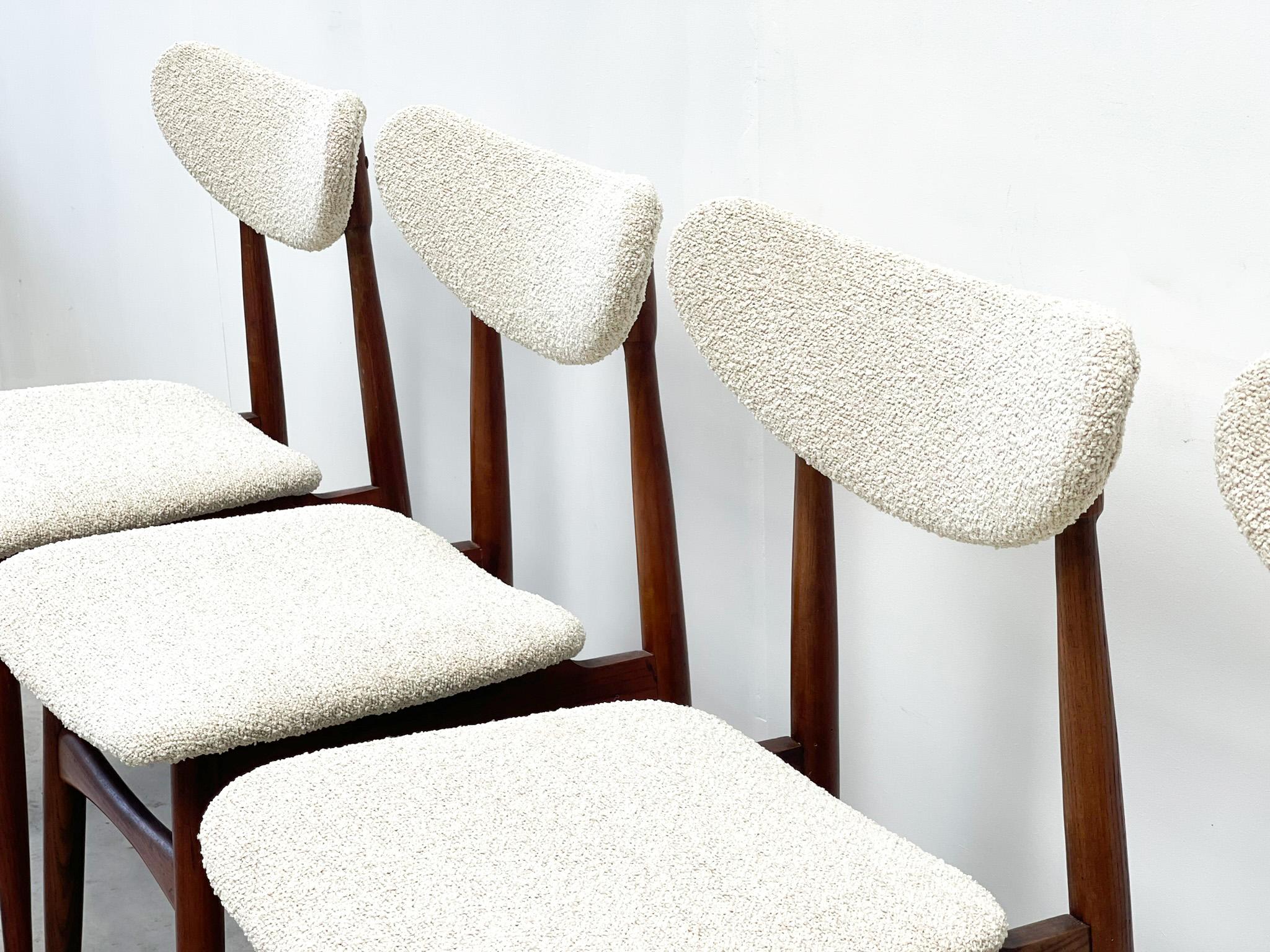 Late 20th Century Set of four elegant Italian dining chairs For Sale
