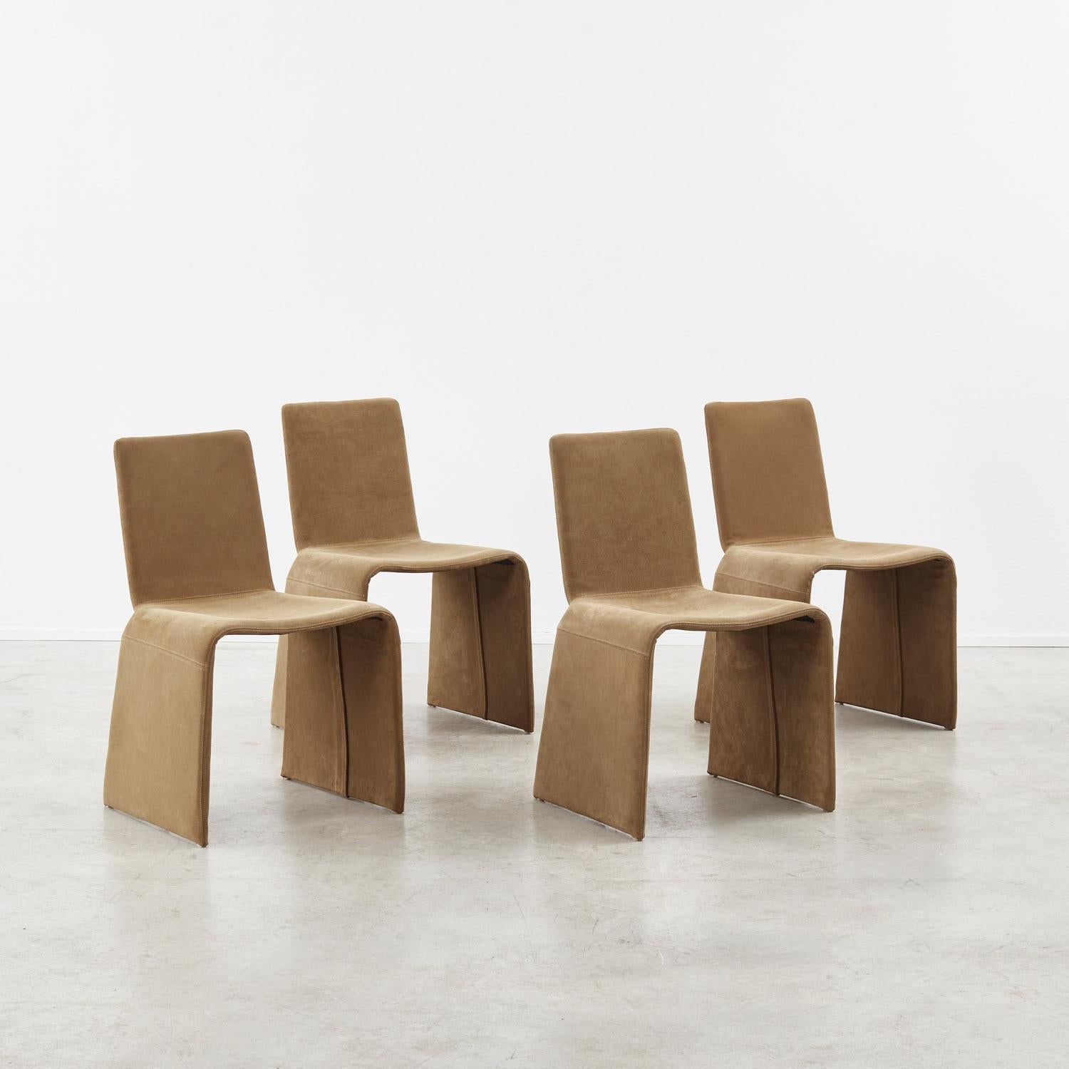 Diseñada en 1990 para el fabricante italiano Porada, la silla Eleonora es un guiño temprano a las elegantes siluetas industriales que dominarían la década. 

La tapicería de piel con doble pespunte sigue los contornos del armazón de madera maciza,