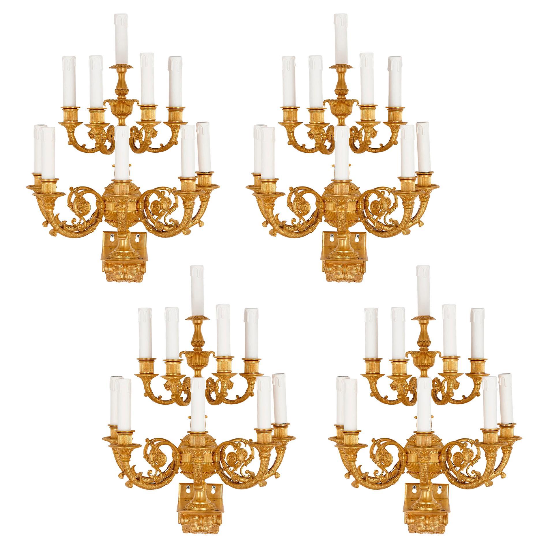 Ensemble de quatre appliques de style Empire à dix branches en bronze doré