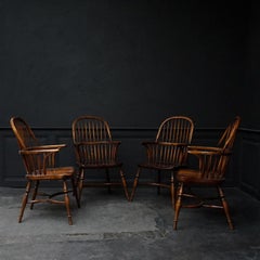 Ensemble de quatre fauteuils Windsor à dossier arqué:: en bois d'if et d'orme:: datant du XIXe siècle