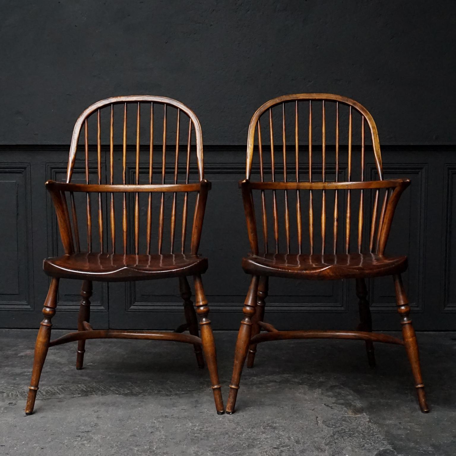 Set of Four English 19th Century Yew and Elm Wood Windsor Bow-Back Armchairs In Good Condition In Haarlem, NL