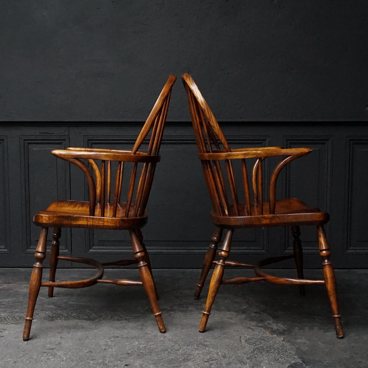 Set of Four English 19th Century Yew and Elm Wood Windsor Bow-Back Armchairs 3