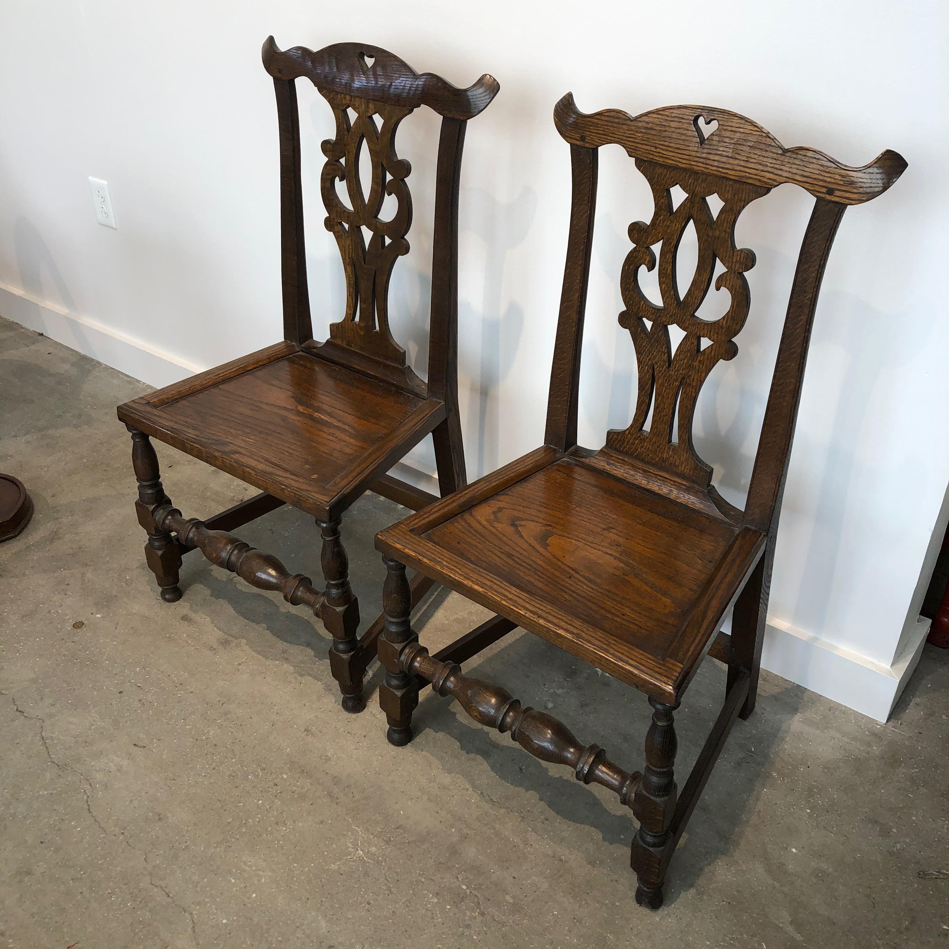 Set of Four English Bench-Made Chippendale Plank Seat Elm Chairs In Good Condition For Sale In Boston, MA