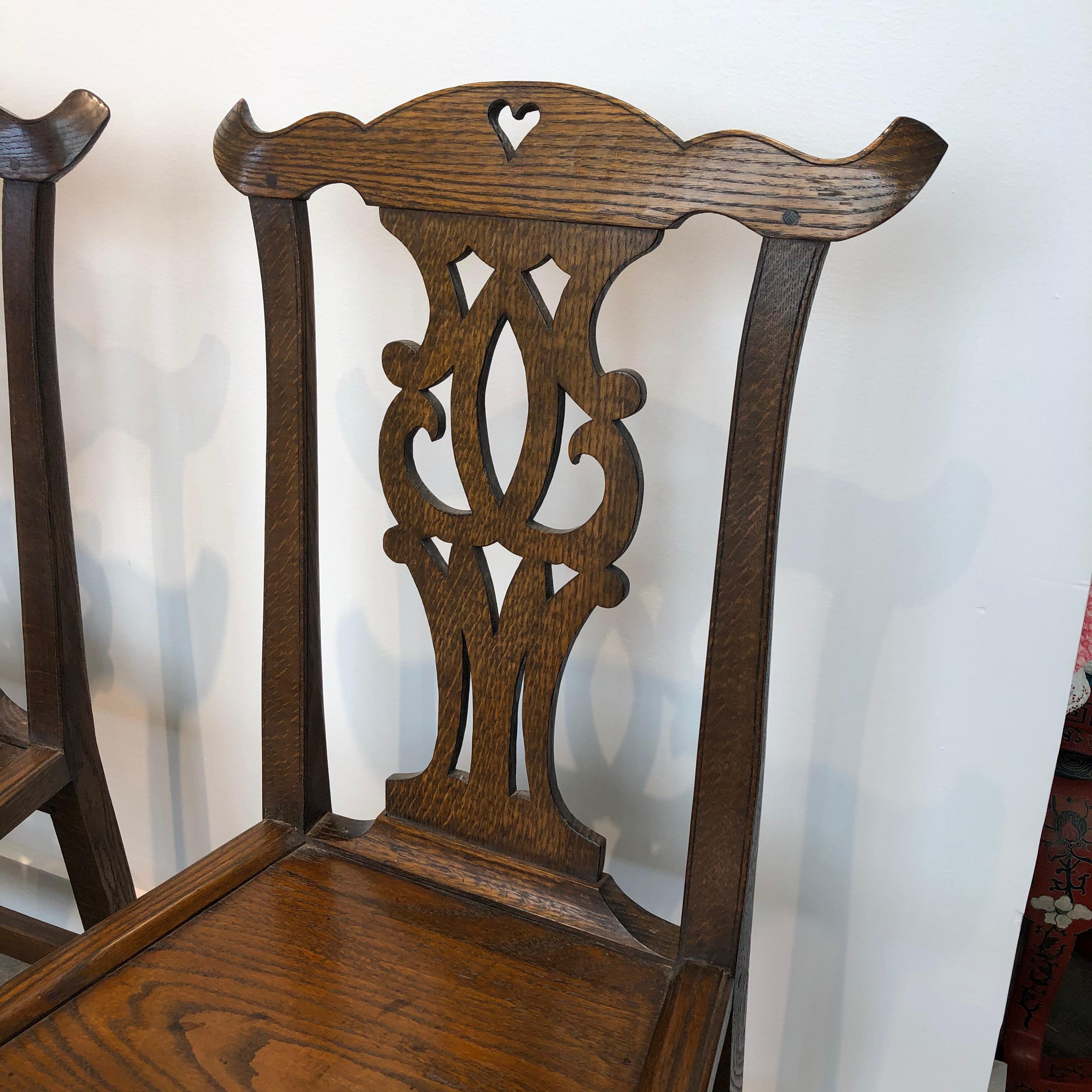 Early 20th Century Set of Four English Bench-Made Chippendale Plank Seat Elm Chairs For Sale