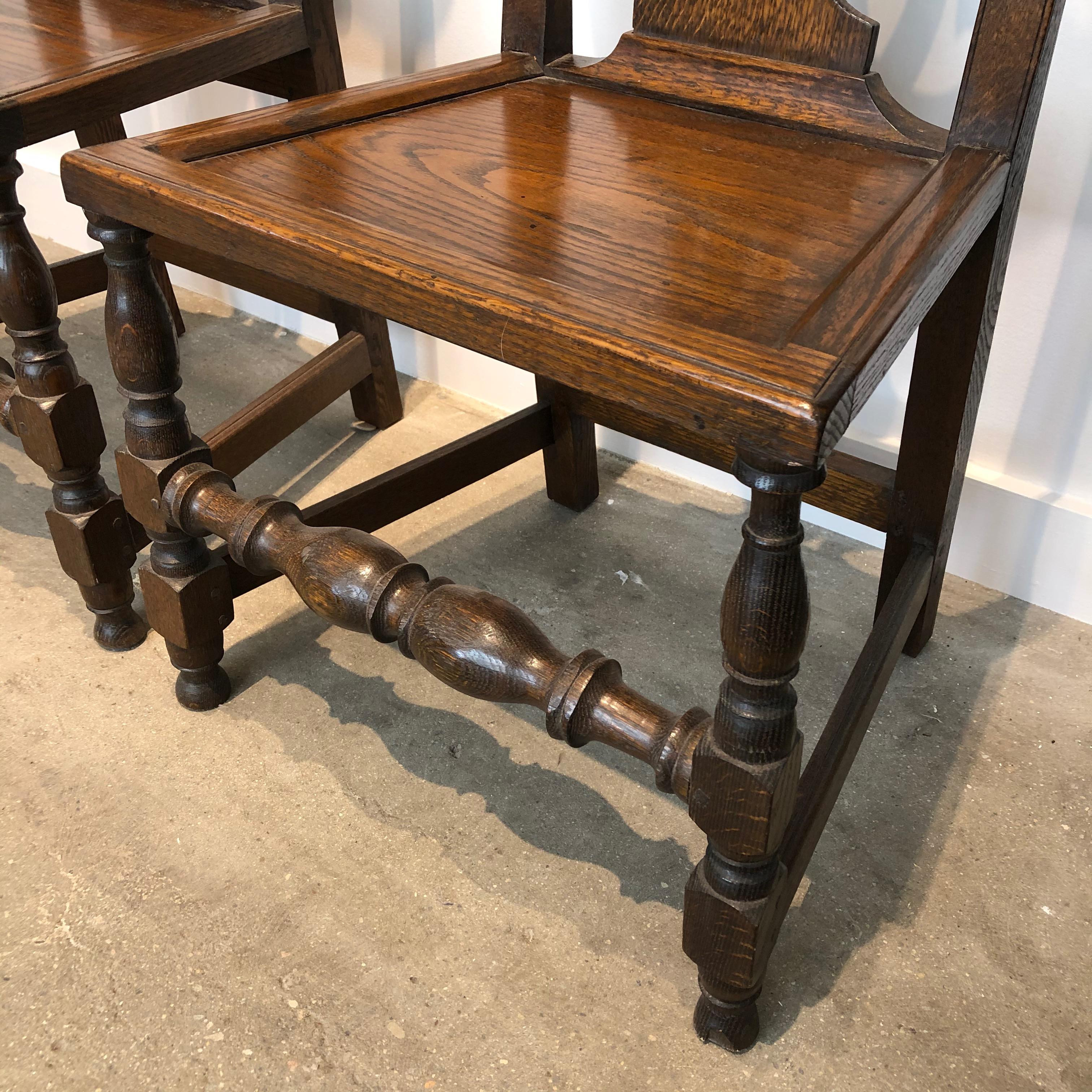 Set of Four English Bench-Made Chippendale Plank Seat Elm Chairs For Sale 1