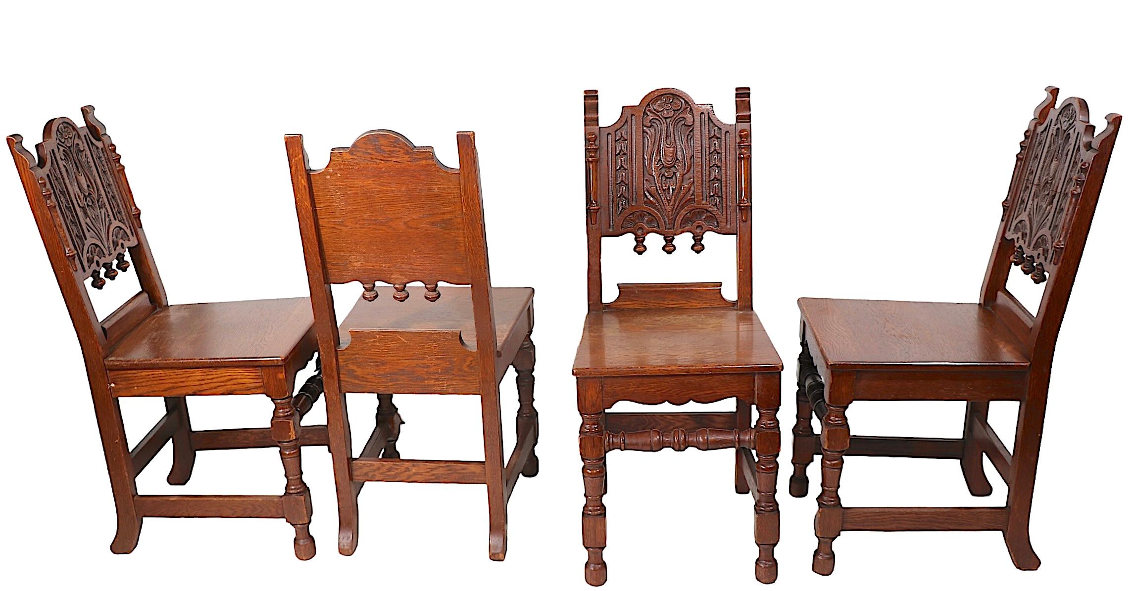 Charmanter Satz von vier Cafe-Esszimmerstühlen aus massiver Eiche, mit kunstvoll geschnitzten Rückenlehnen und gedrechselten Beinen.  Jacobeanische Wiederbelebung in  Stil, ca. 1920, wahrscheinlich in England hergestellt, unsigniert. Die Stühle sind