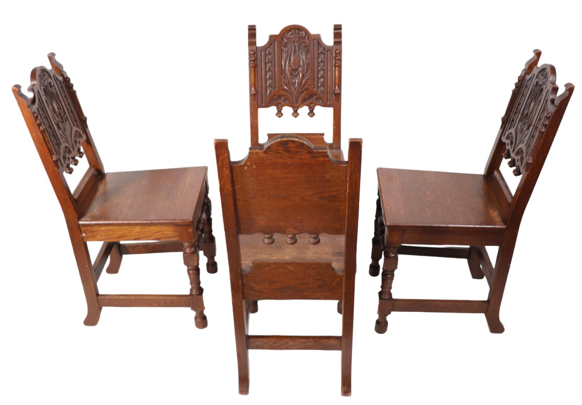 Vier englische Cafe-Stühle aus geschnitzter Eiche im Jacobean-Stil aus den 1920er Jahren im Angebot 1