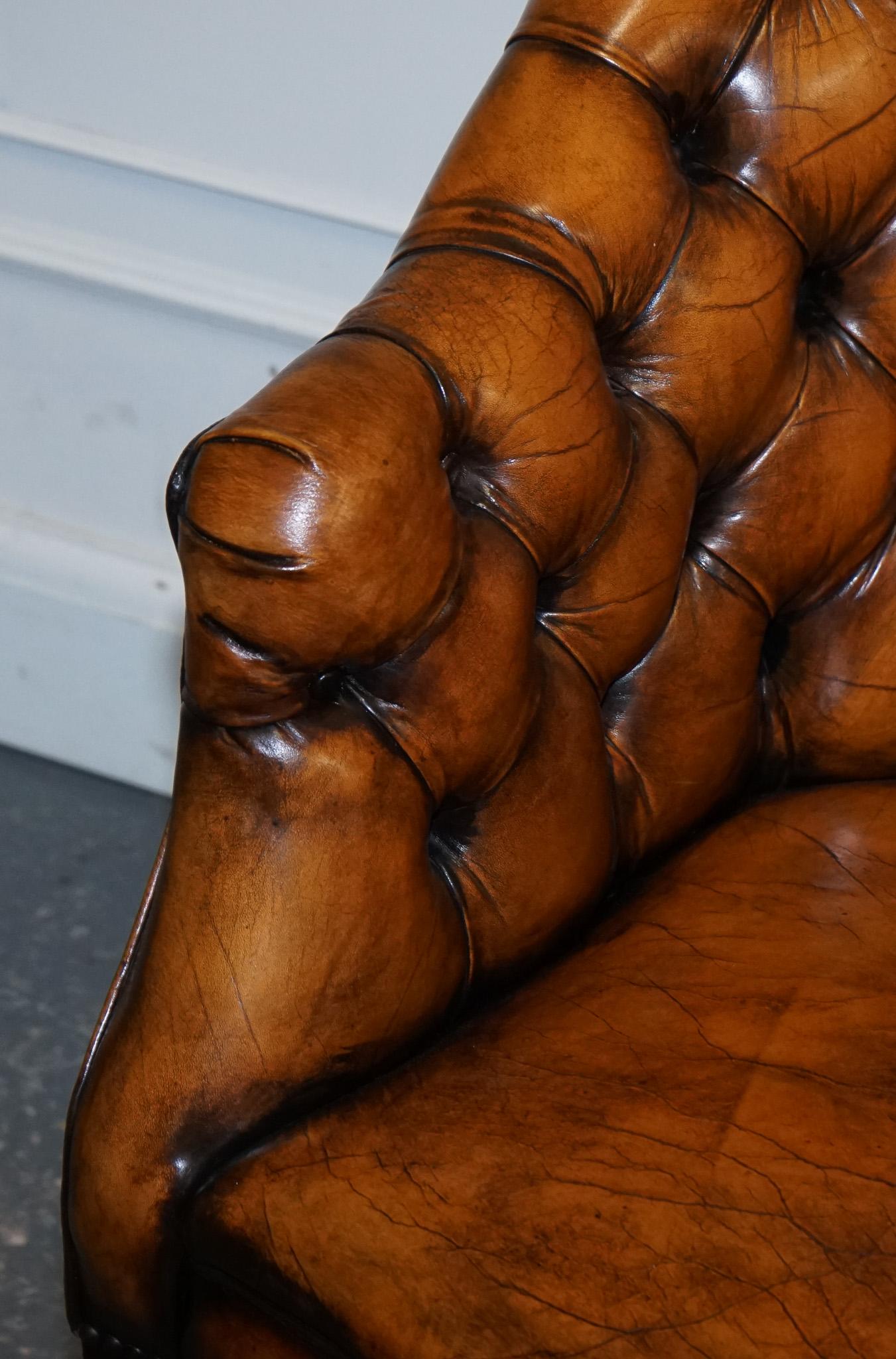 SET DI QUATTRO SEDIE DA UFFICIO IN PELLE INGLESE CHESTERFIELD TINTA A MANO in vendita 3