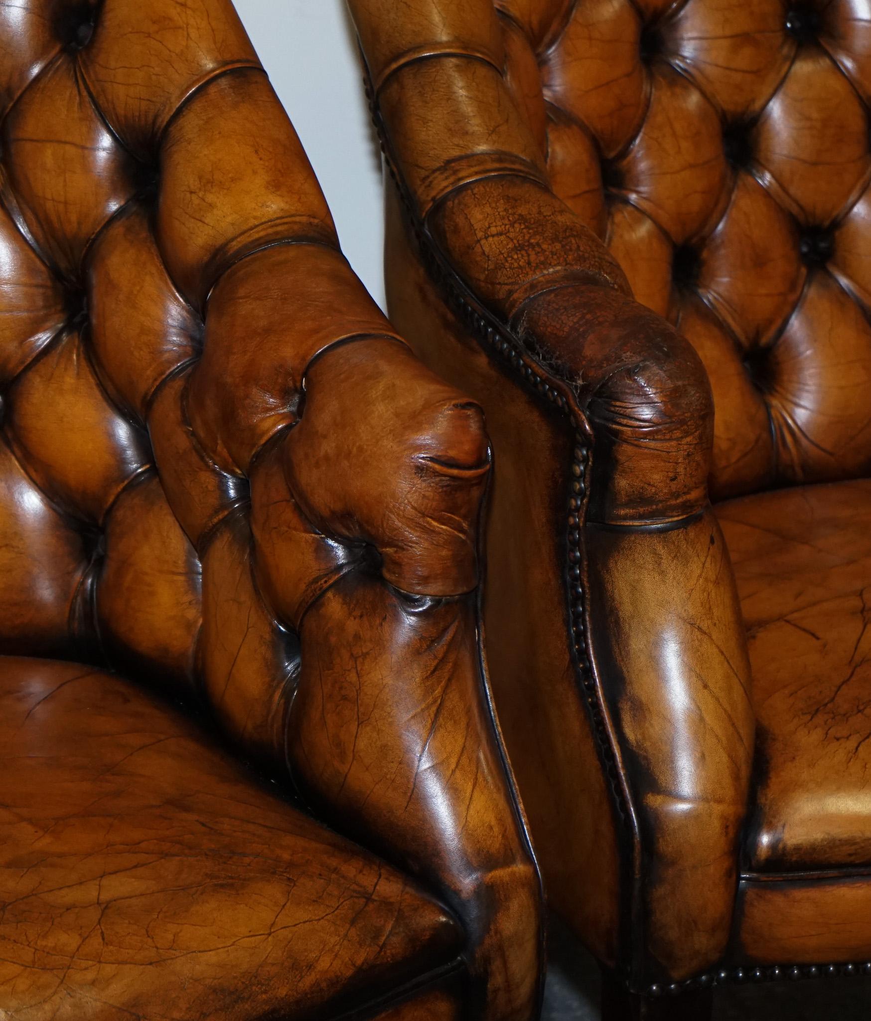 SET DI QUATTRO SEDIE DA UFFICIO IN PELLE INGLESE CHESTERFIELD TINTA A MANO in vendita 4