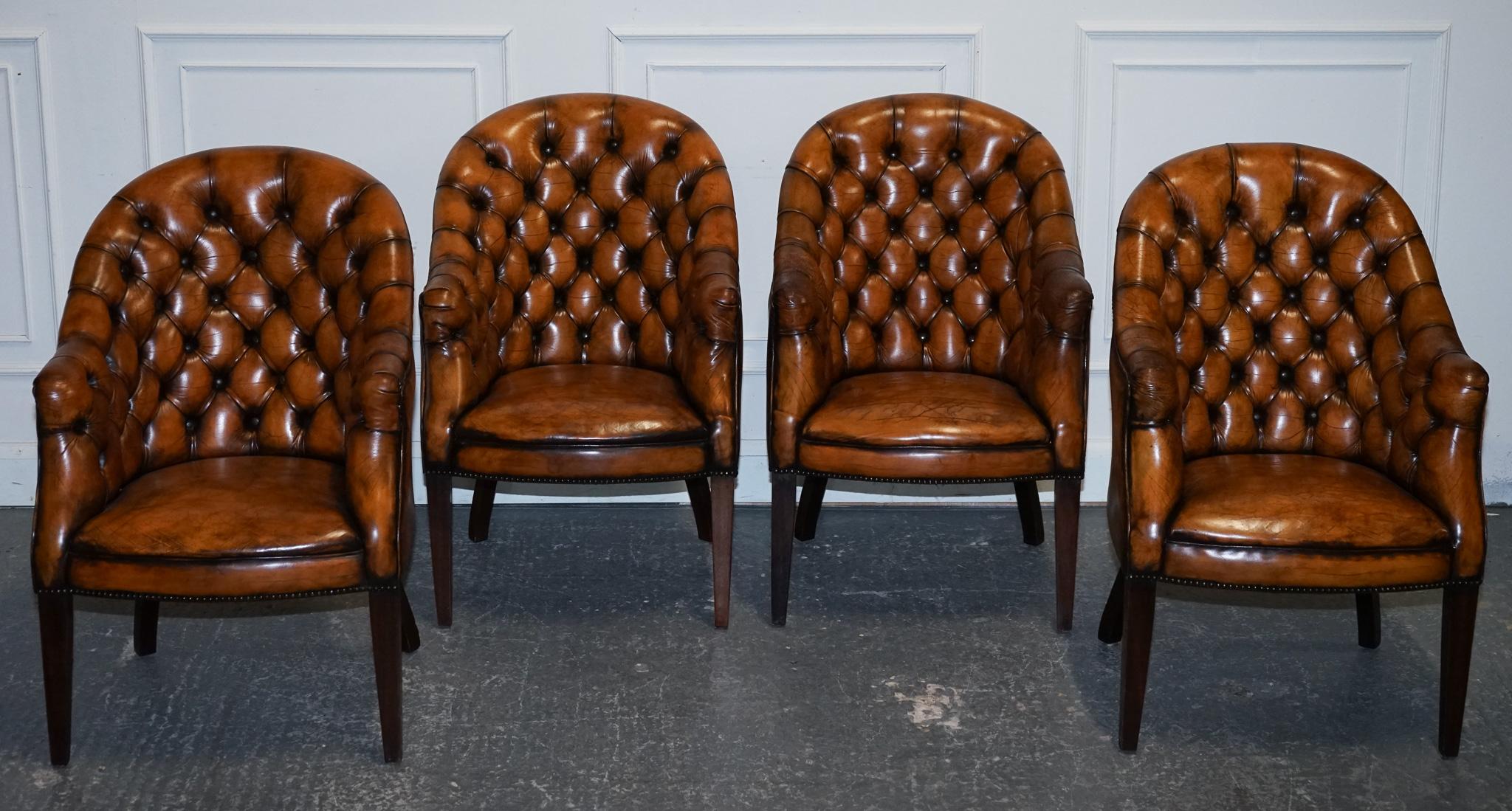 
Antiquariato di Londra



Aggiungi un'eleganza senza tempo e un fascino classico al tuo spazio con questo bellissimo set di quattro poltrone in stile vintage. Ogni sedia è sapientemente rivestita in pelle ricca e tinta a mano che mostra una patina