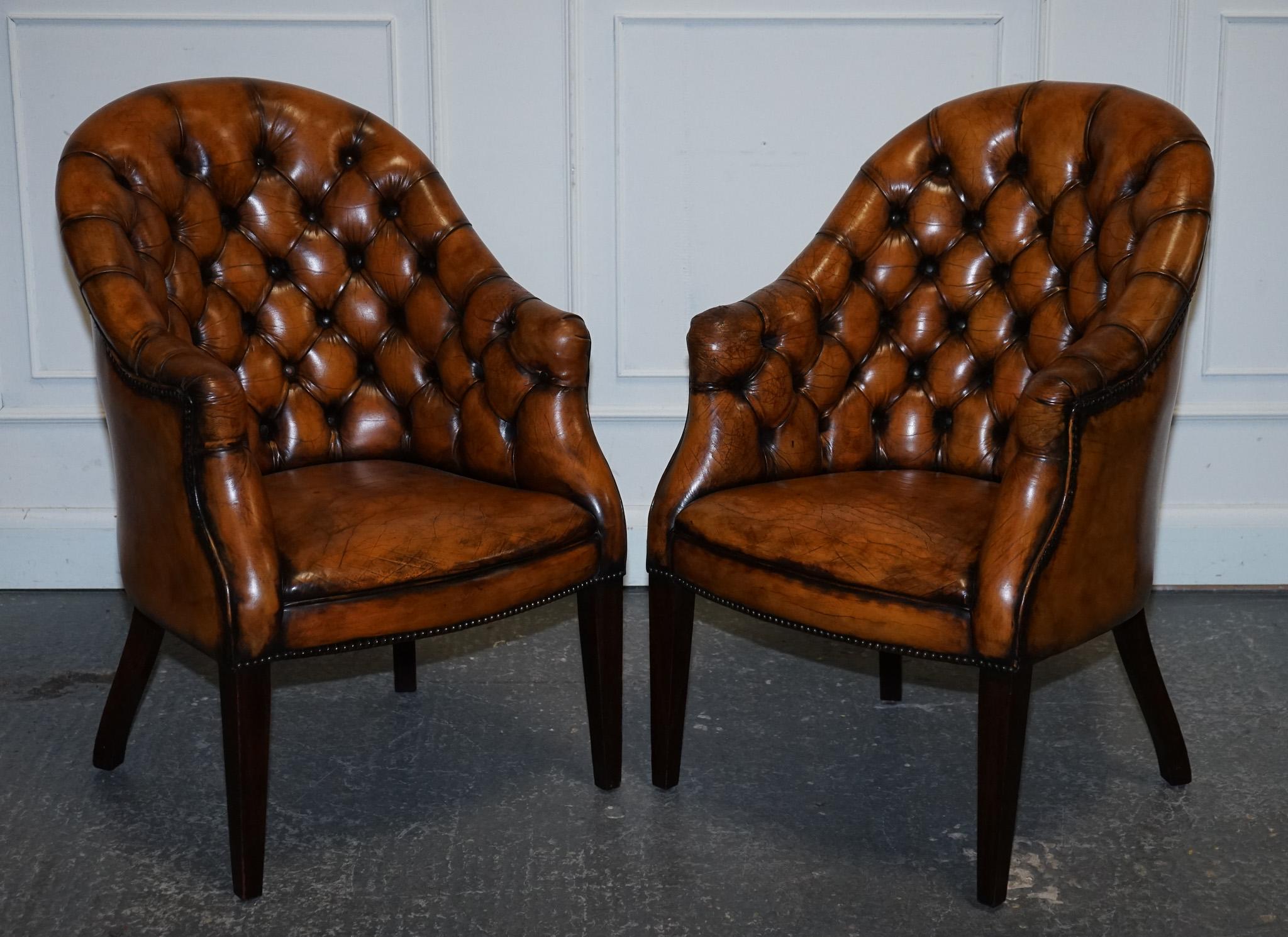 Fatto a mano SET DI QUATTRO SEDIE DA UFFICIO IN PELLE INGLESE CHESTERFIELD TINTA A MANO in vendita