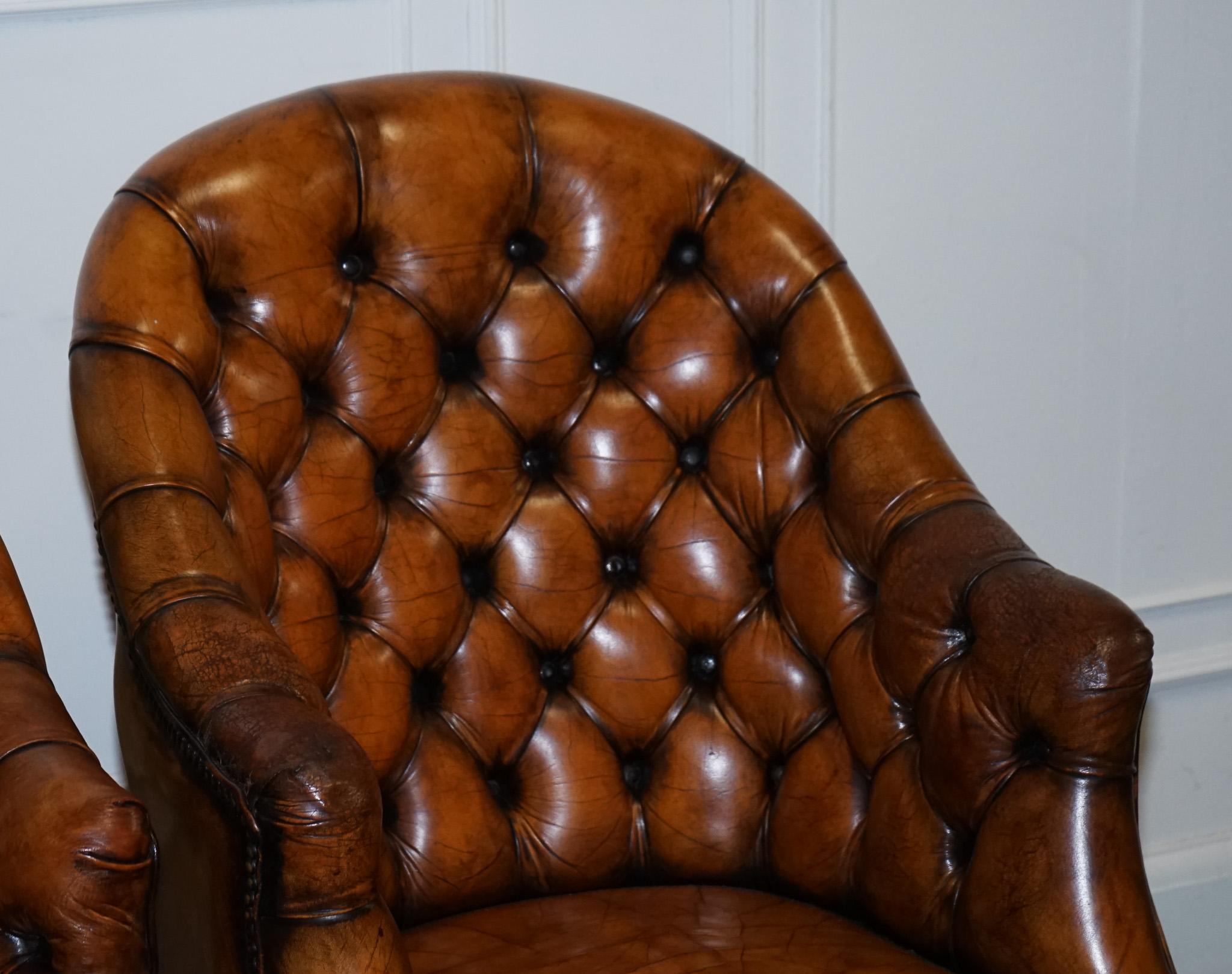Pelle SET DI QUATTRO SEDIE DA UFFICIO IN PELLE INGLESE CHESTERFIELD TINTA A MANO in vendita