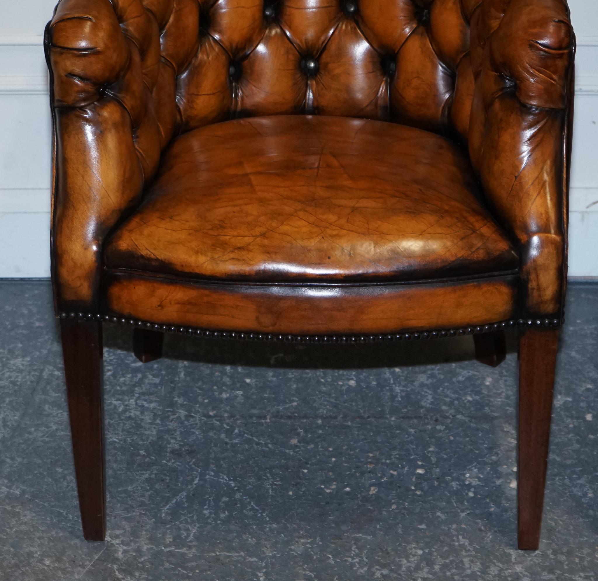SET DI QUATTRO SEDIE DA UFFICIO IN PELLE INGLESE CHESTERFIELD TINTA A MANO in vendita 1