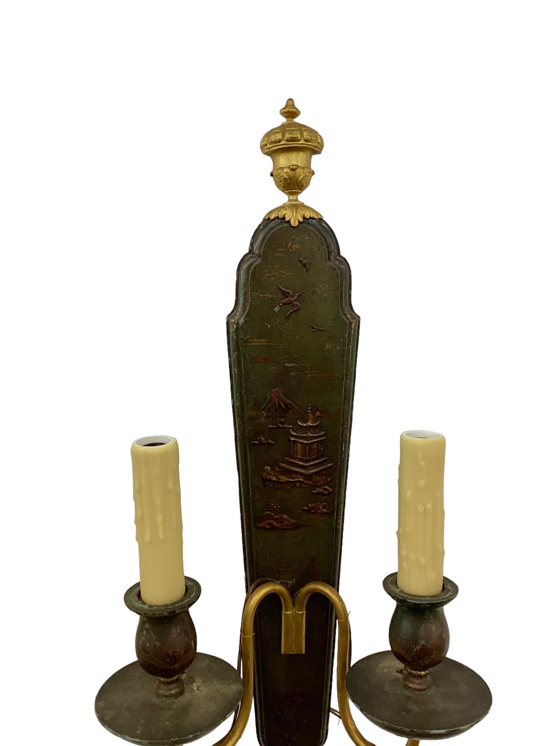 Early 20th Century Set of Four English Chinoiserie Decorated Wall Sconces with Gilt Fittings For Sale