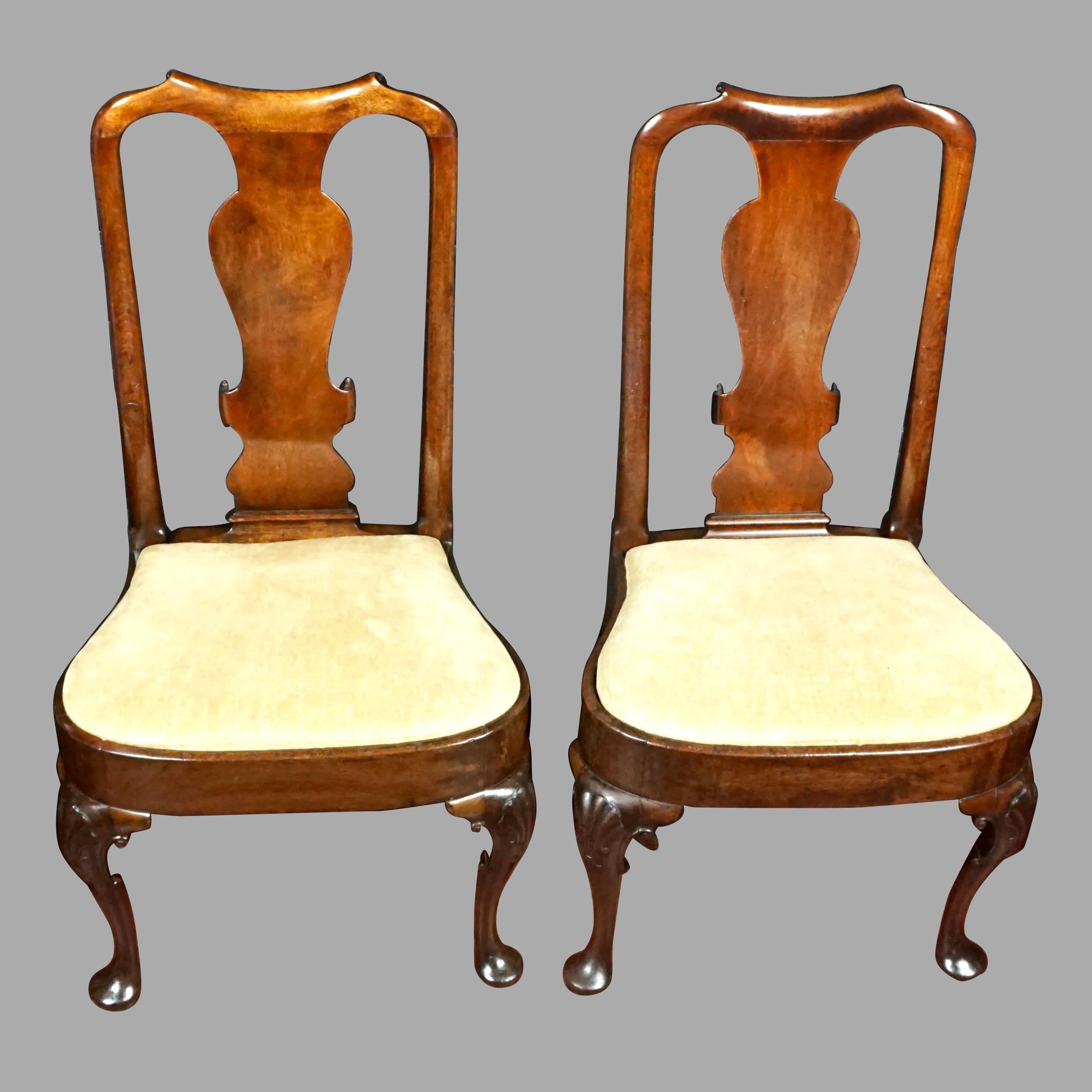 Inglese Set di quattro sedie in noce inglesi del periodo Giorgio II con gambe scolpite a conchiglia in vendita