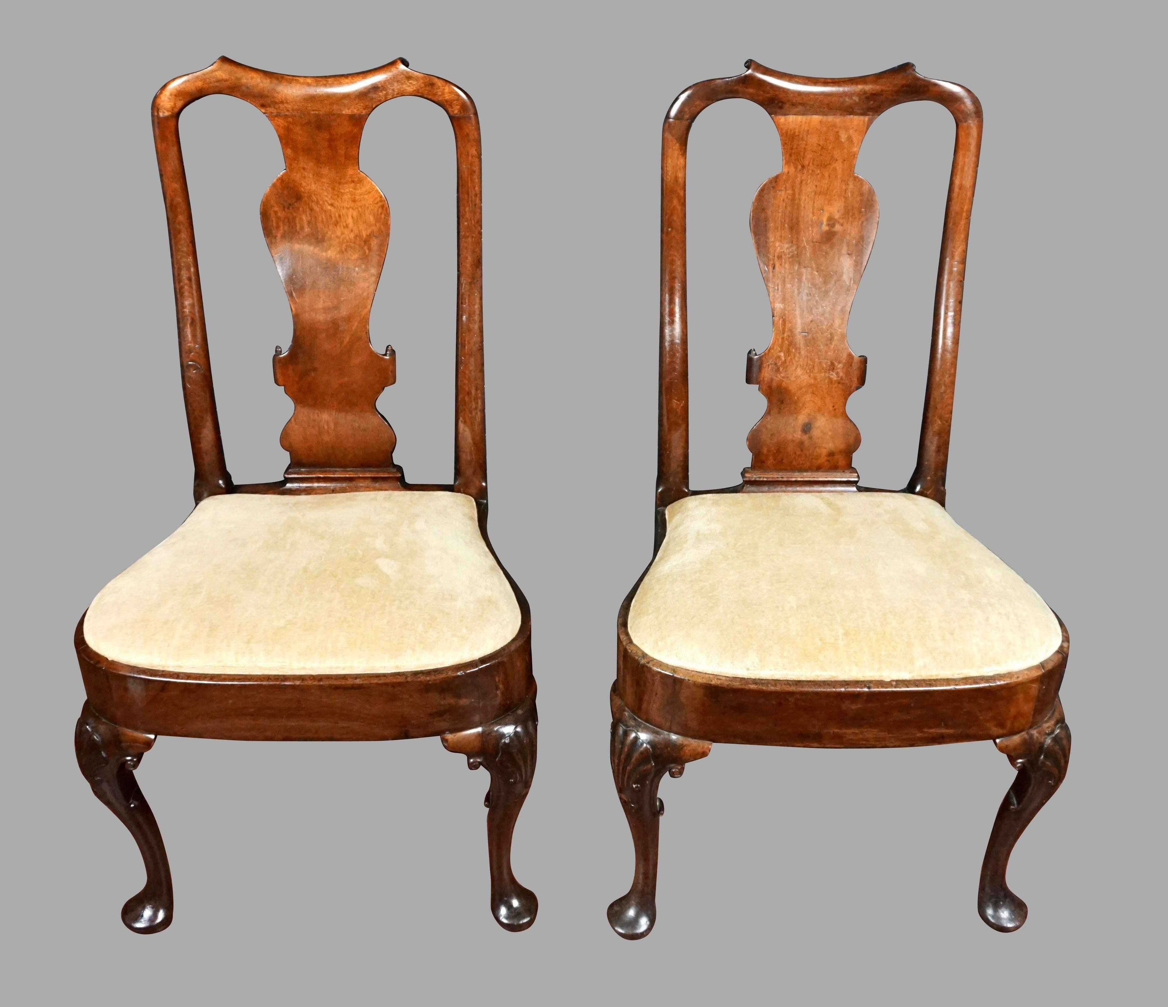 18th Century Set of Four English George II Period Walnut Side Chairs with Shelled Carved Legs For Sale