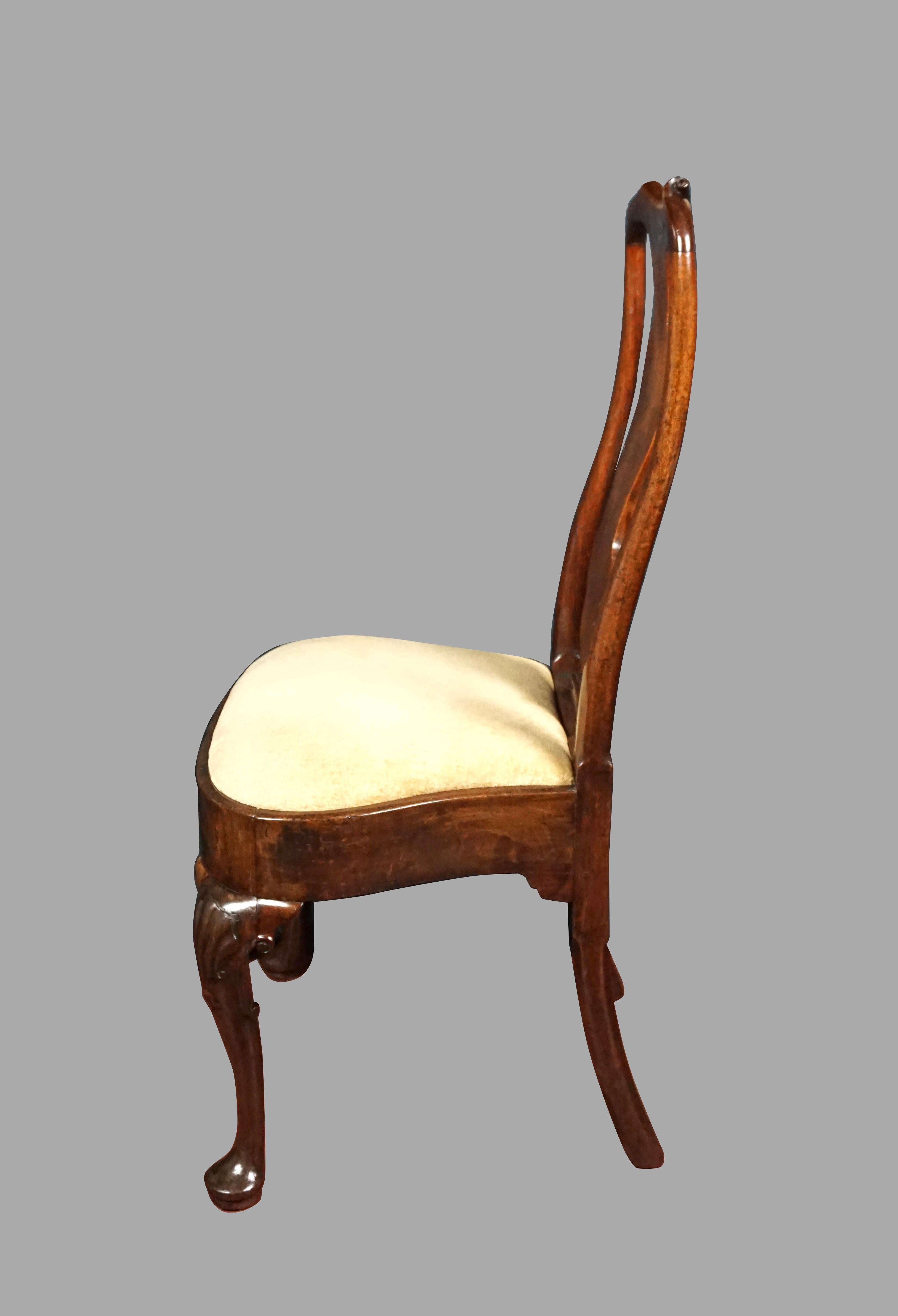 Set of Four English George II Period Walnut Side Chairs with Shelled Carved Legs For Sale 1