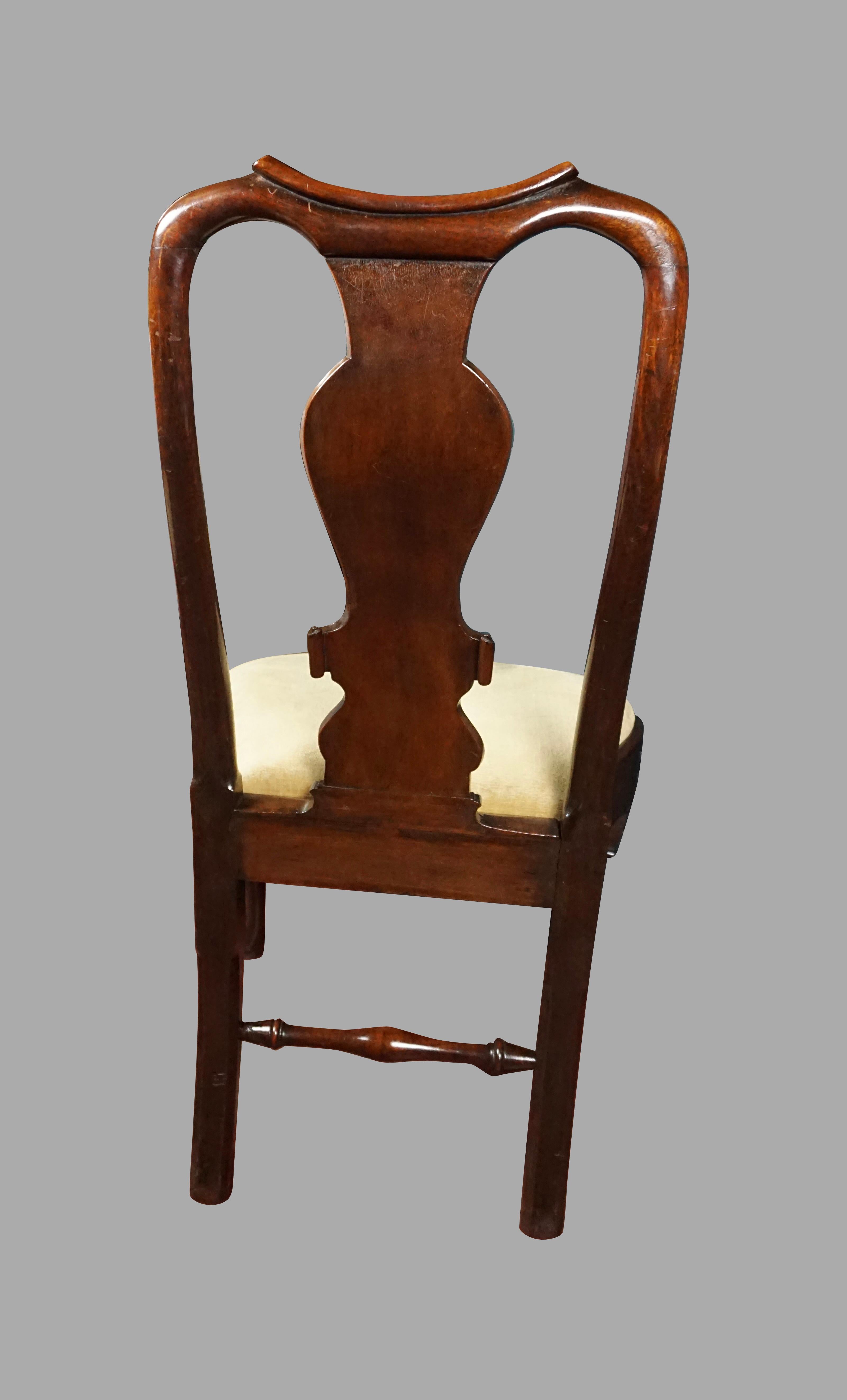 Set of Four English George II Period Walnut Side Chairs with Shelled Carved Legs For Sale 2