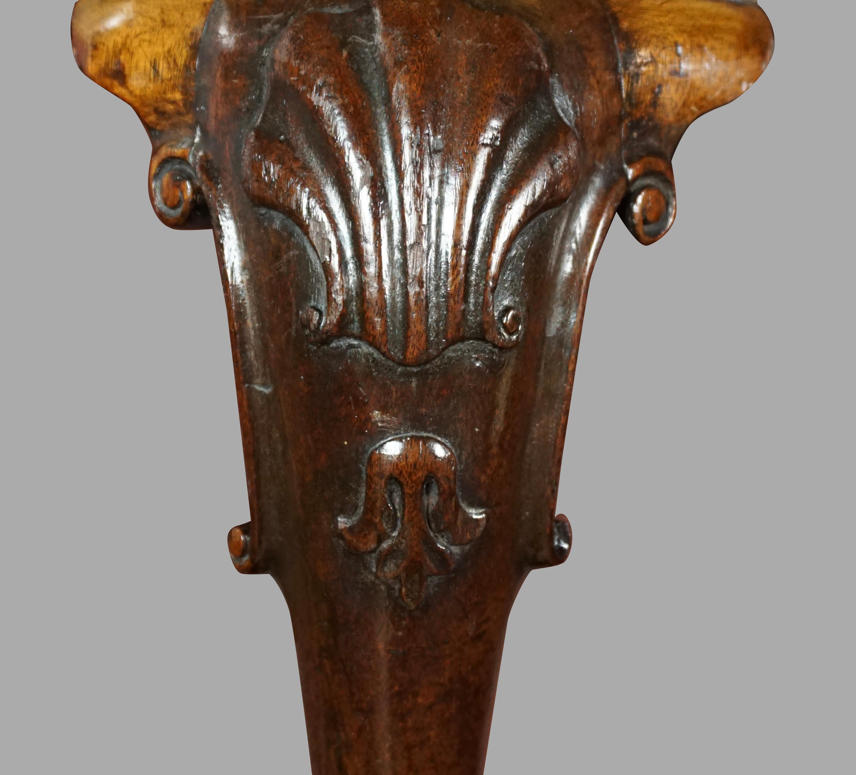 Set of Four English George II Period Walnut Side Chairs with Shelled Carved Legs For Sale 4