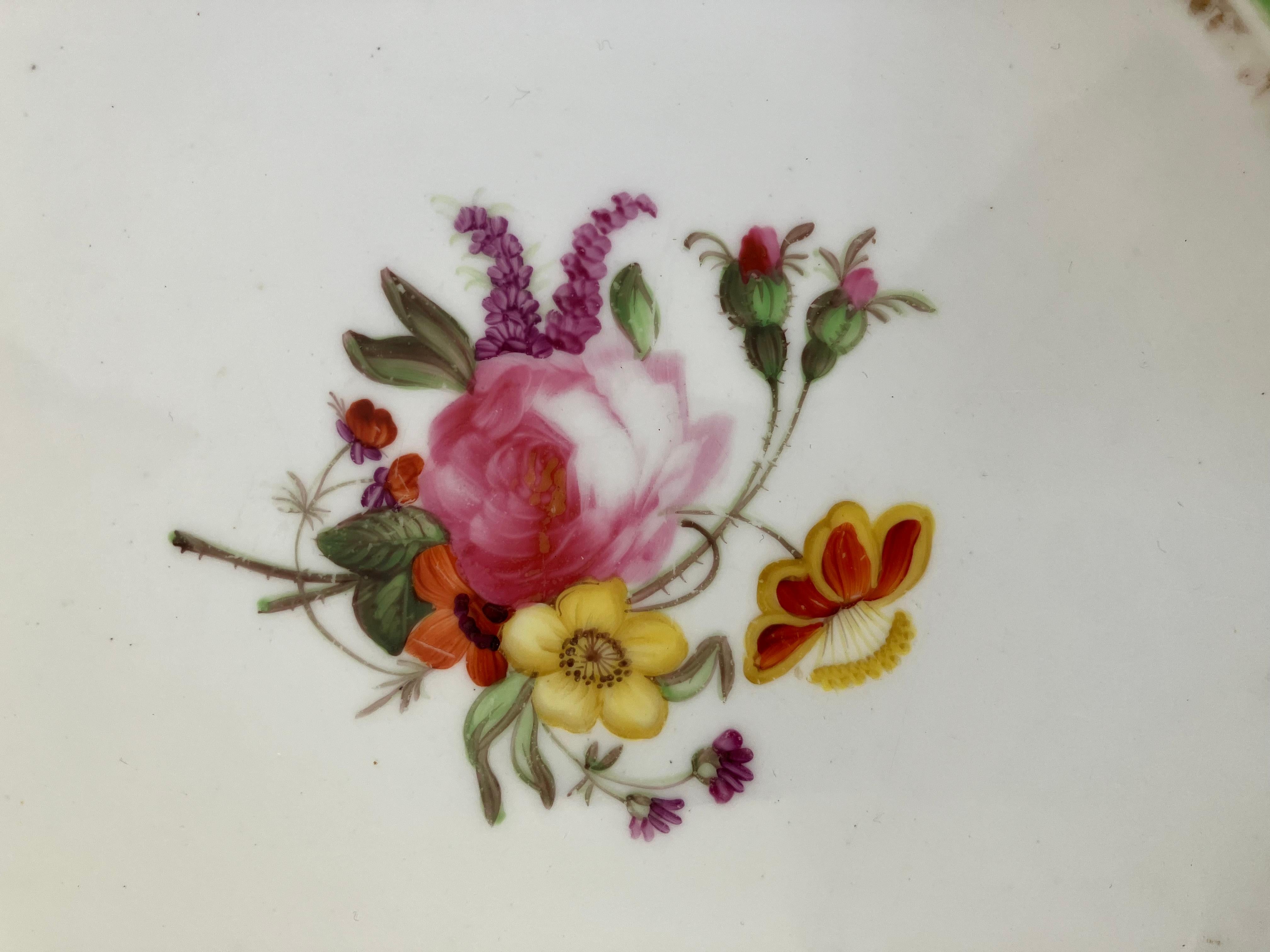 Juego de cuatro platos florales ingleses. Cuatro platos ingleses dorados florales verde manzana de Staffordshire hacia 1820. 
Dimensiones: 10