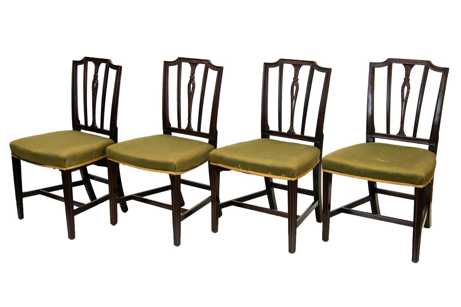 Tissu d'ameublement Ensemble de quatre chaises anglaises Hepplewhite en vente