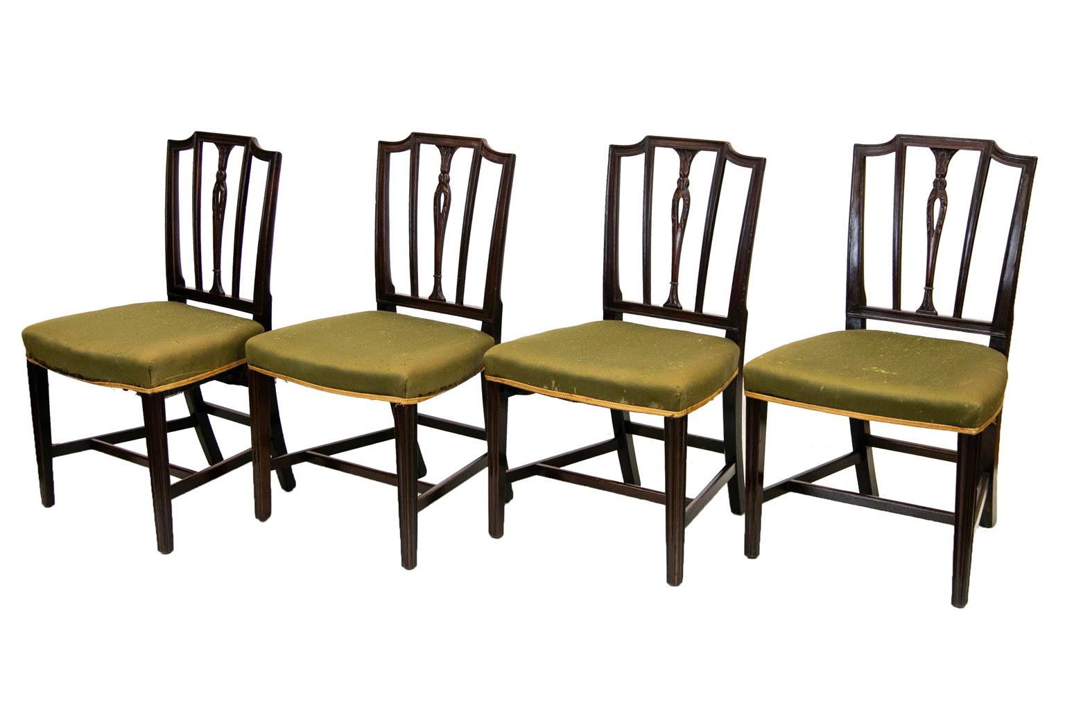 Tappezzeria Set di quattro sedie inglesi Hepplewhite in vendita