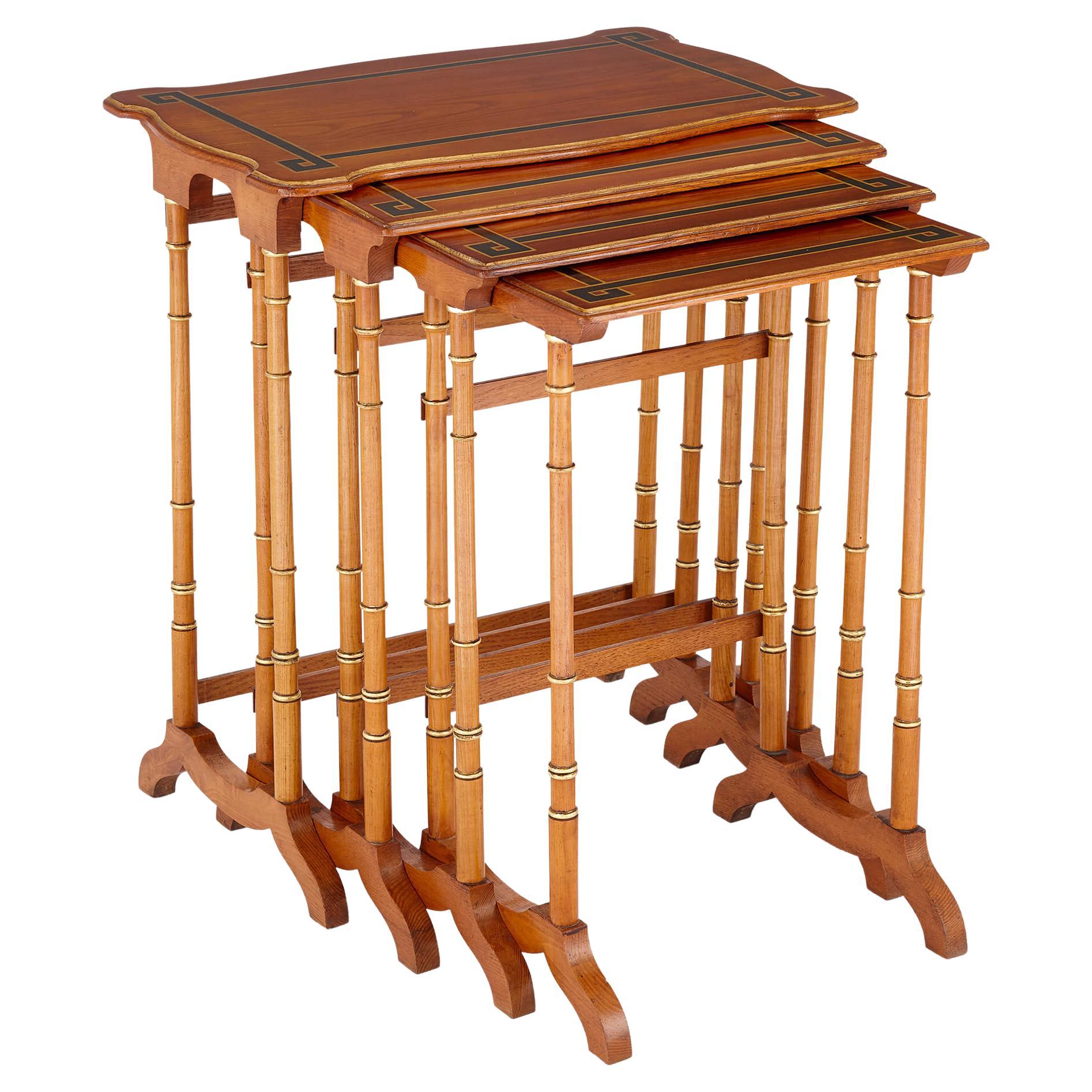 Ensemble de quatre tables d'appoint gigognes anglaises avec incrustation en bois ébénisé en vente