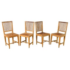 Ensemble de quatre chaises anglaises en pin peint