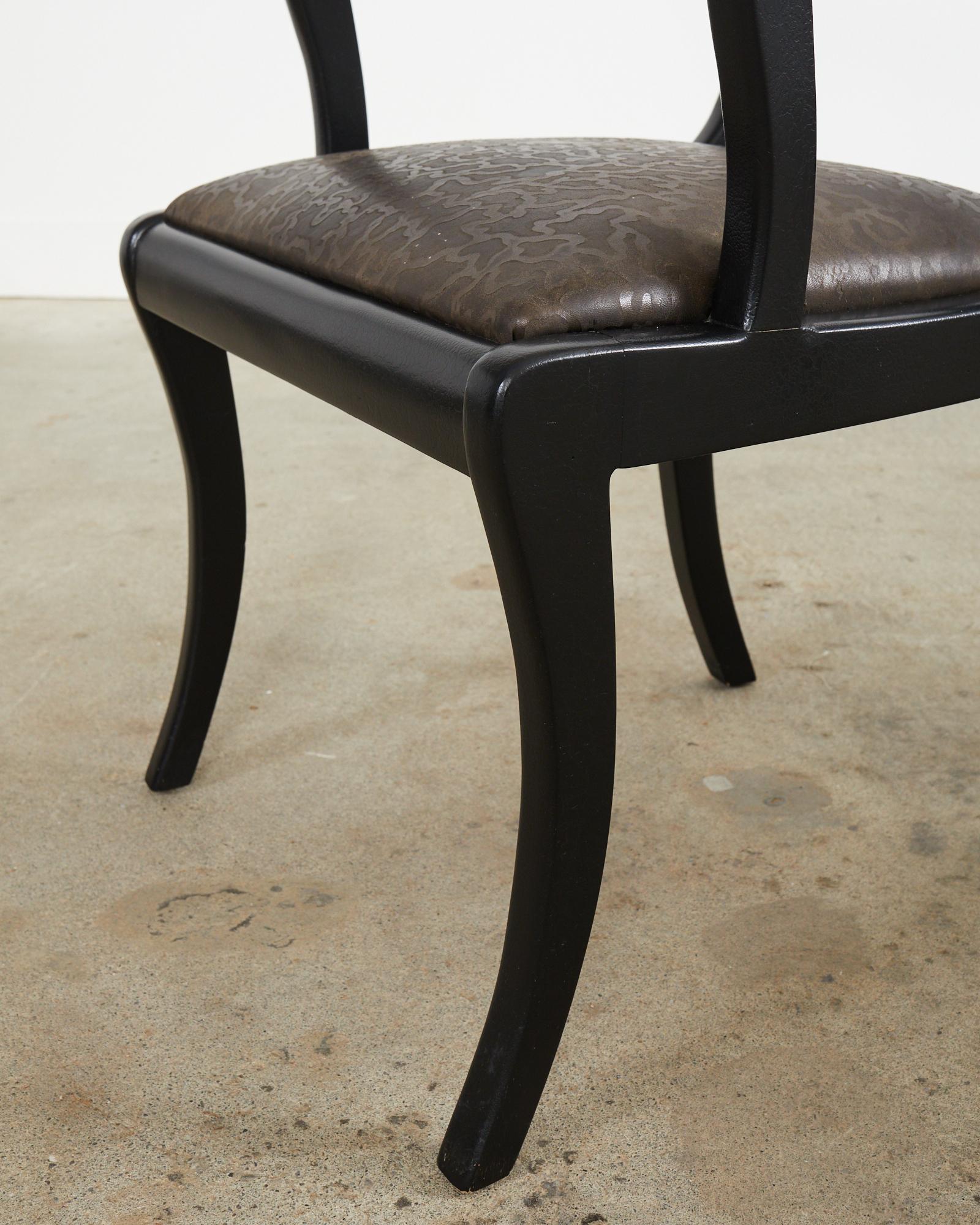 Juego de cuatro sillones ingleses de estilo Regencia con cabezales de carnero en venta 9