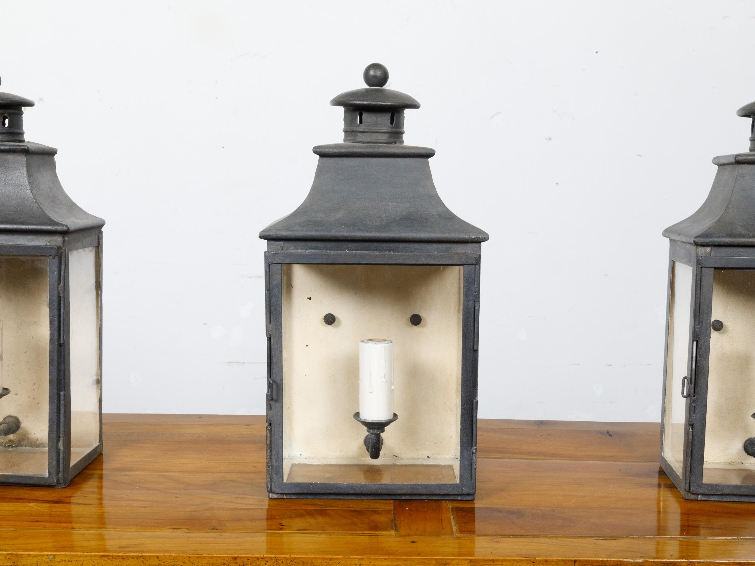 Set of Four English Turn of the Century Single-Light Copper Wall Mount Lanterns For Sale 7