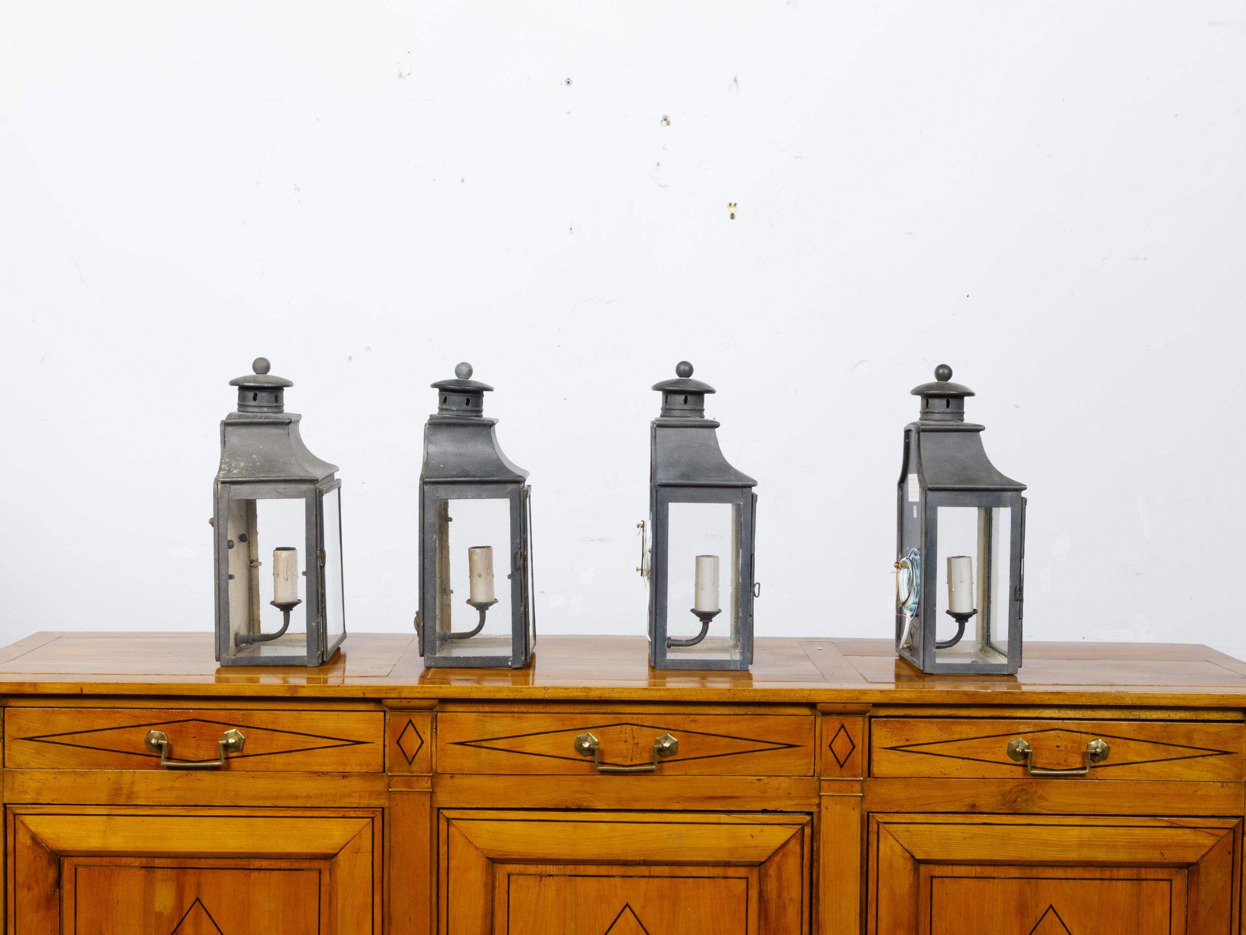 Anglais Ensemble de quatre lanternes murales anglaises à une seule lumière en cuivre du début du siècle en vente