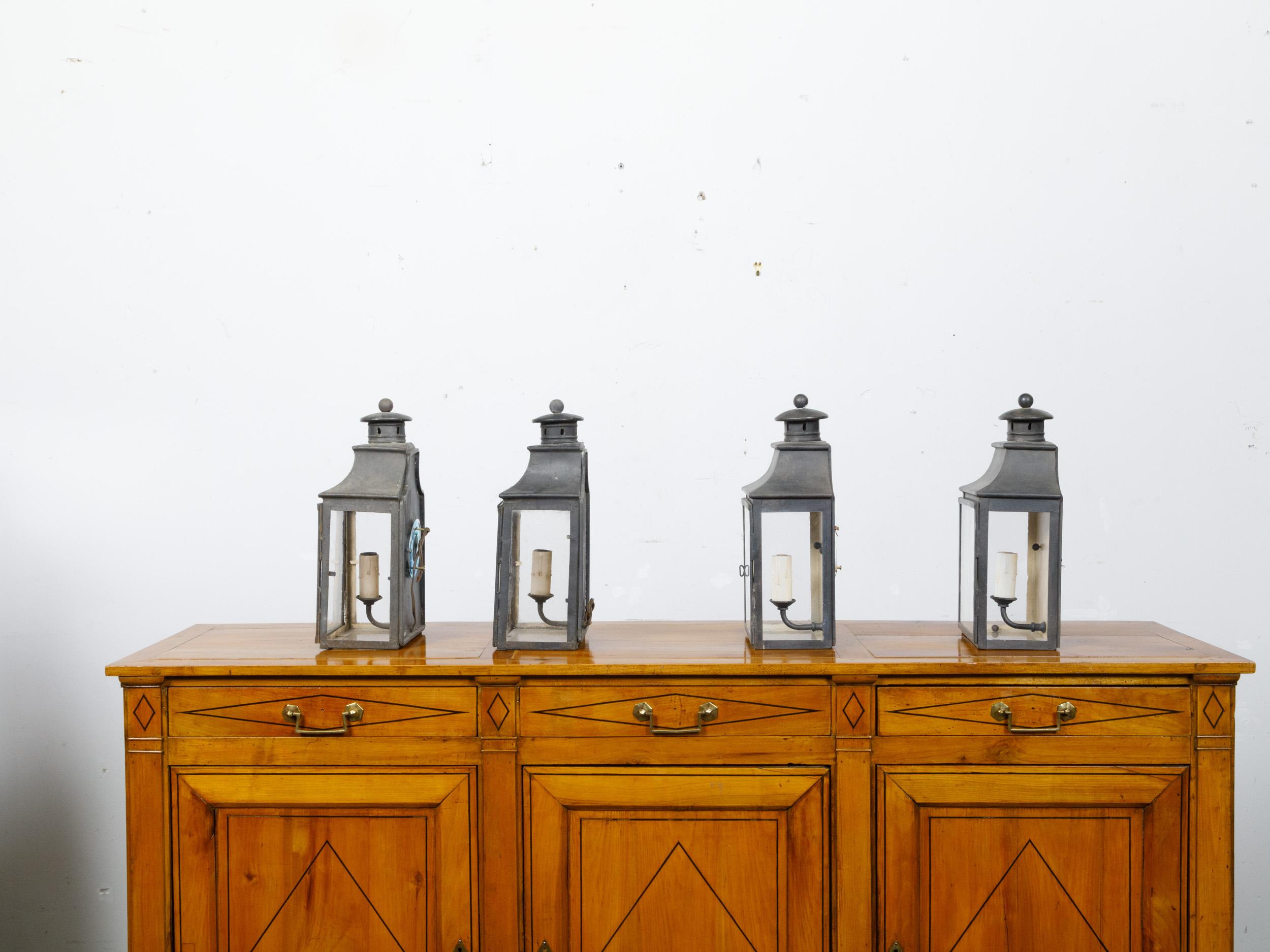 20ième siècle Ensemble de quatre lanternes murales anglaises à une seule lumière en cuivre du début du siècle en vente