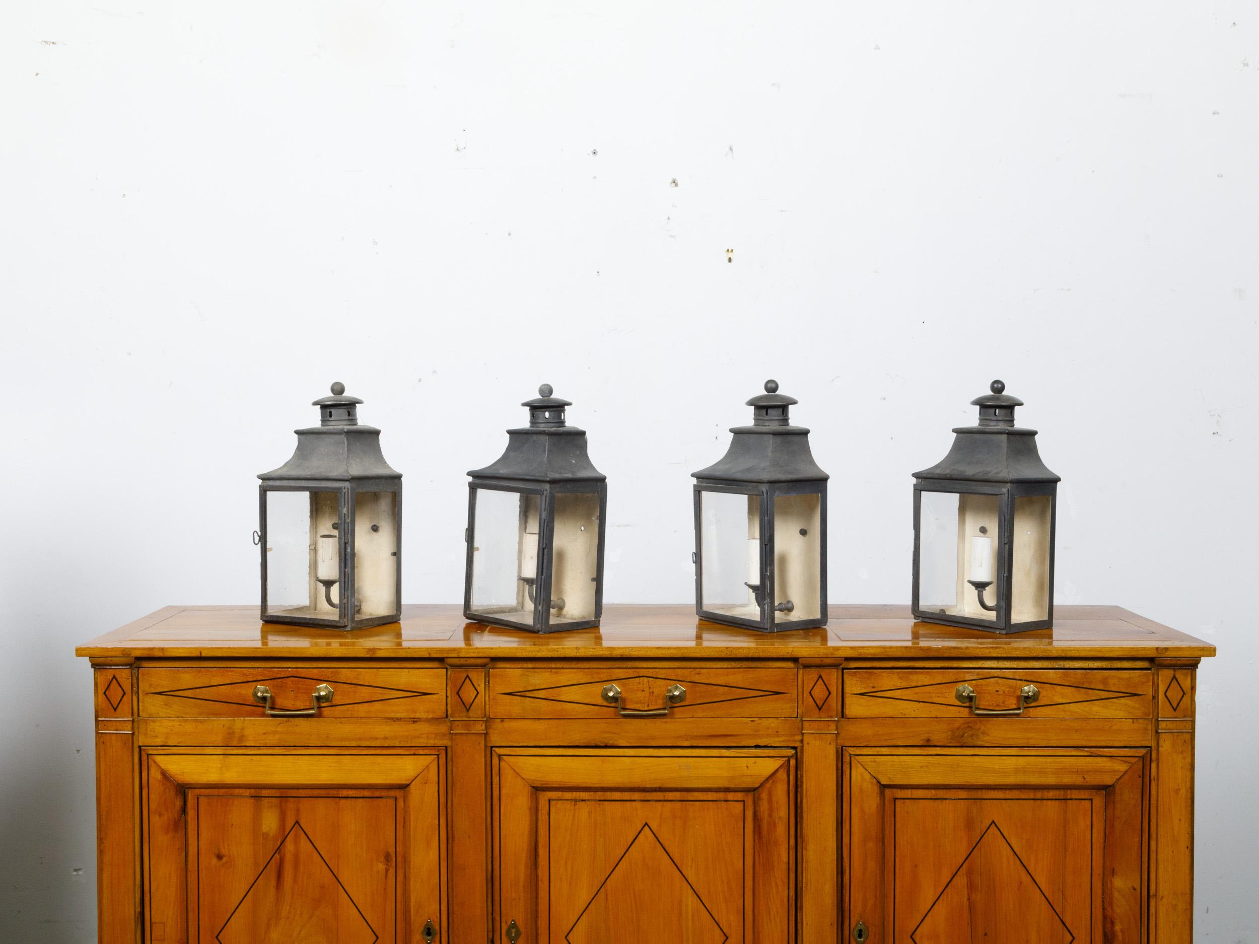Cuivre Ensemble de quatre lanternes murales anglaises à une seule lumière en cuivre du début du siècle en vente