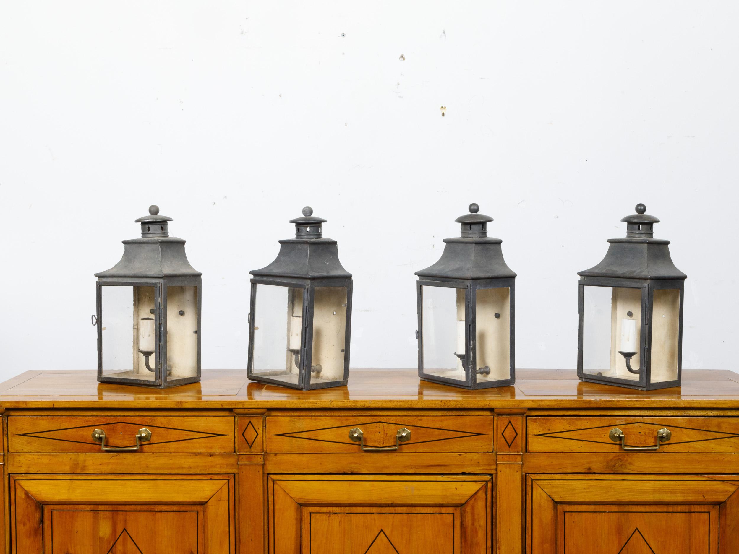 Ensemble de quatre lanternes murales anglaises à une seule lumière en cuivre du début du siècle en vente 1